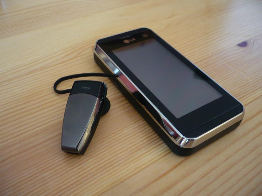 Telefonen støtter Bluetooth, og takler både vanlige håndfrier og trådløse stereohodesett.