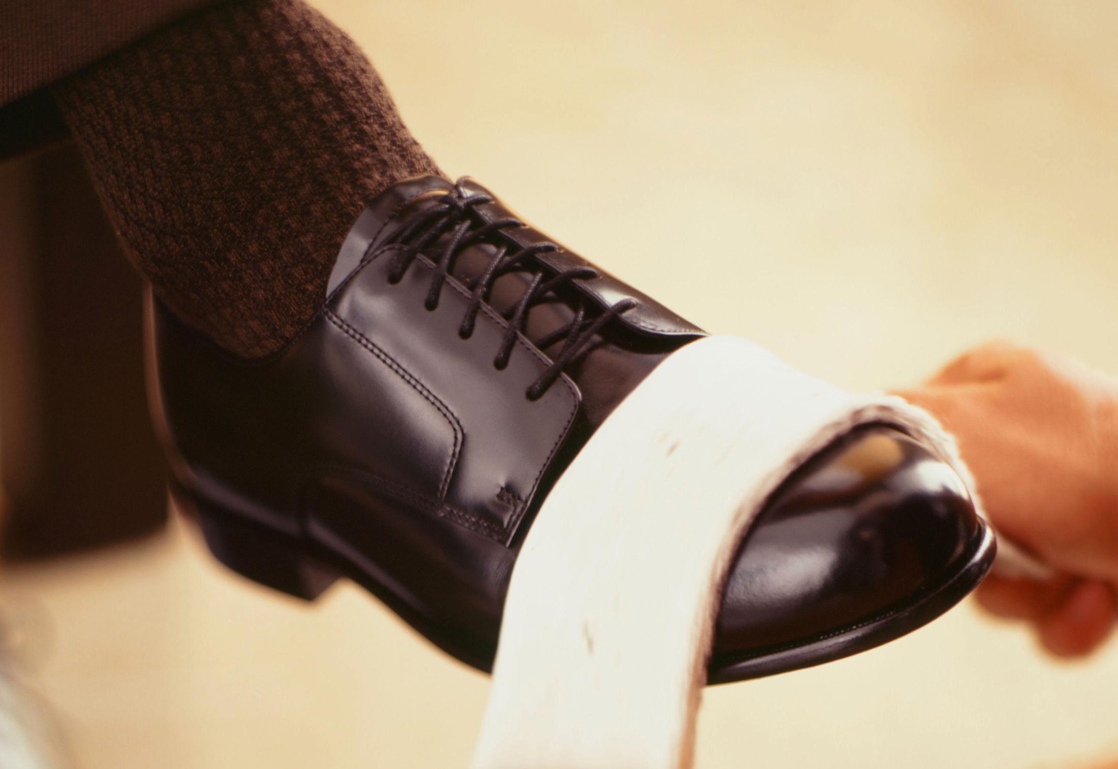 POLERING: Før et tøystykke hurtig frem og tilbake over tuppen av skoen for å oppnå maksimal glans. Friksjonen får voksen til å smelte, og skaper en beskyttende hinne. Foto: Getty Images