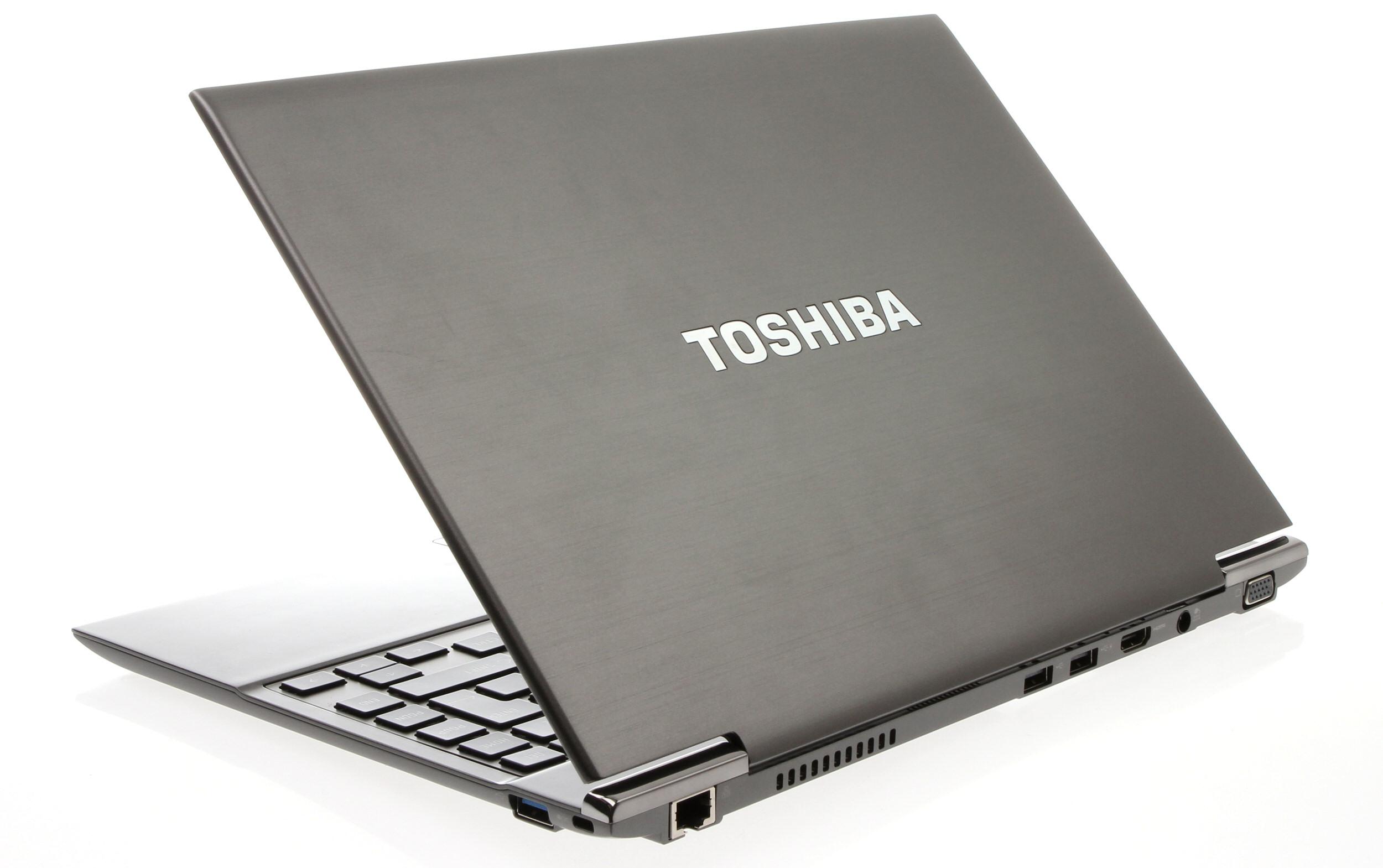 Toshiba Satellite Z930 har også kontakter bak.Foto: Vegar Jansen, Hardware.no