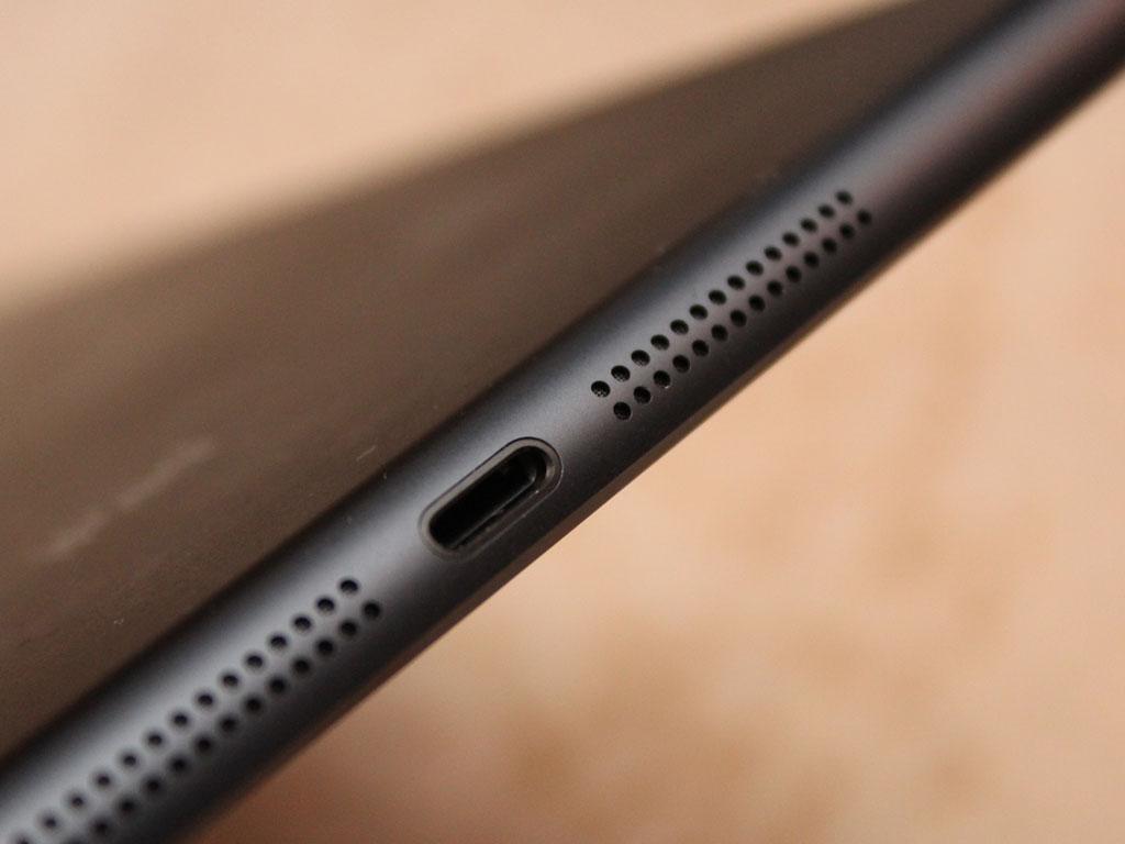 iPad mini har ikke uventet fått Apples nye bunnplugg.Foto: Espen Irwing Swang, Amobil.no