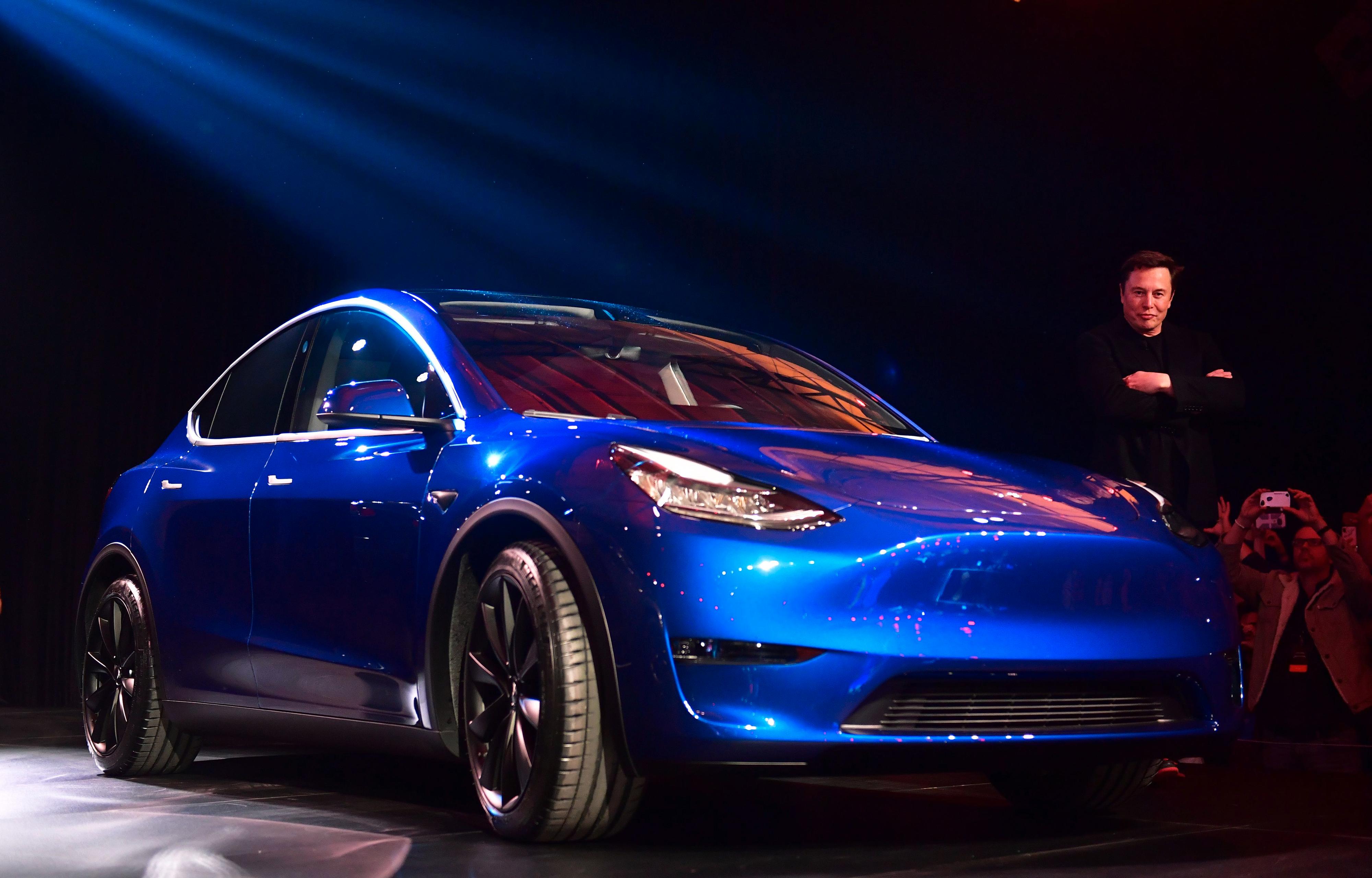 Tesla-sjef Elon Musk viste frem kompakt-SUV-en Model Y i California natt til fredag, norsk tid.