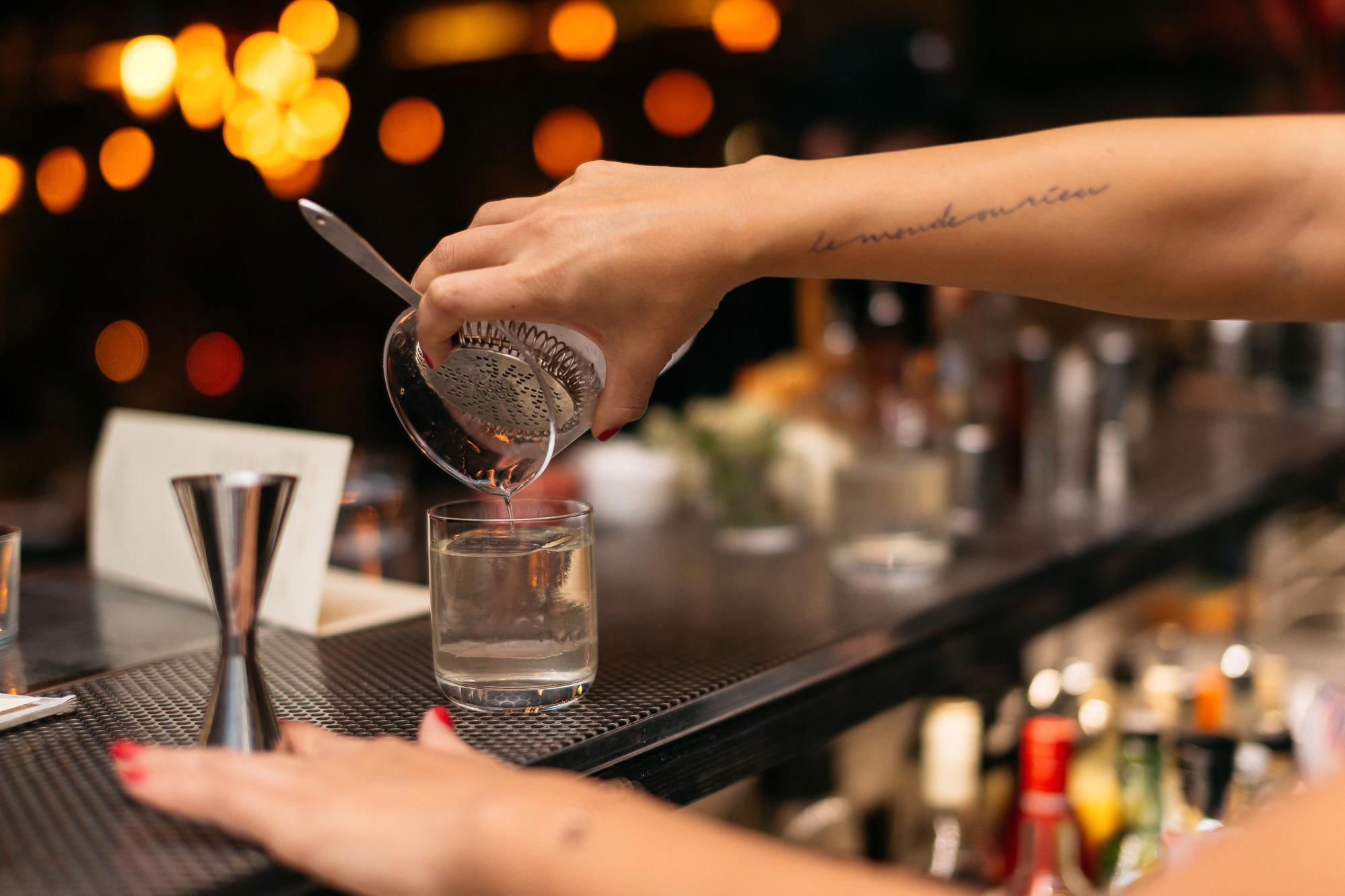 FAVORITT: Bartender Monica Berg liker spesielt godt drinken Palo Santo. Foto: Fahrenheit