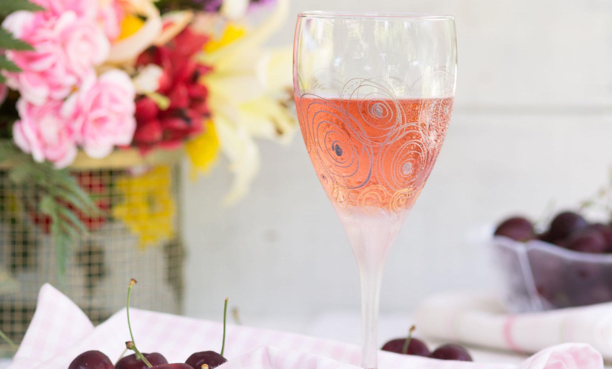 SOMMERFØLELSEN: Et friskt glass rosévin er perfekt til lyse sommerkvelder. Foto: NTB Scanpix.