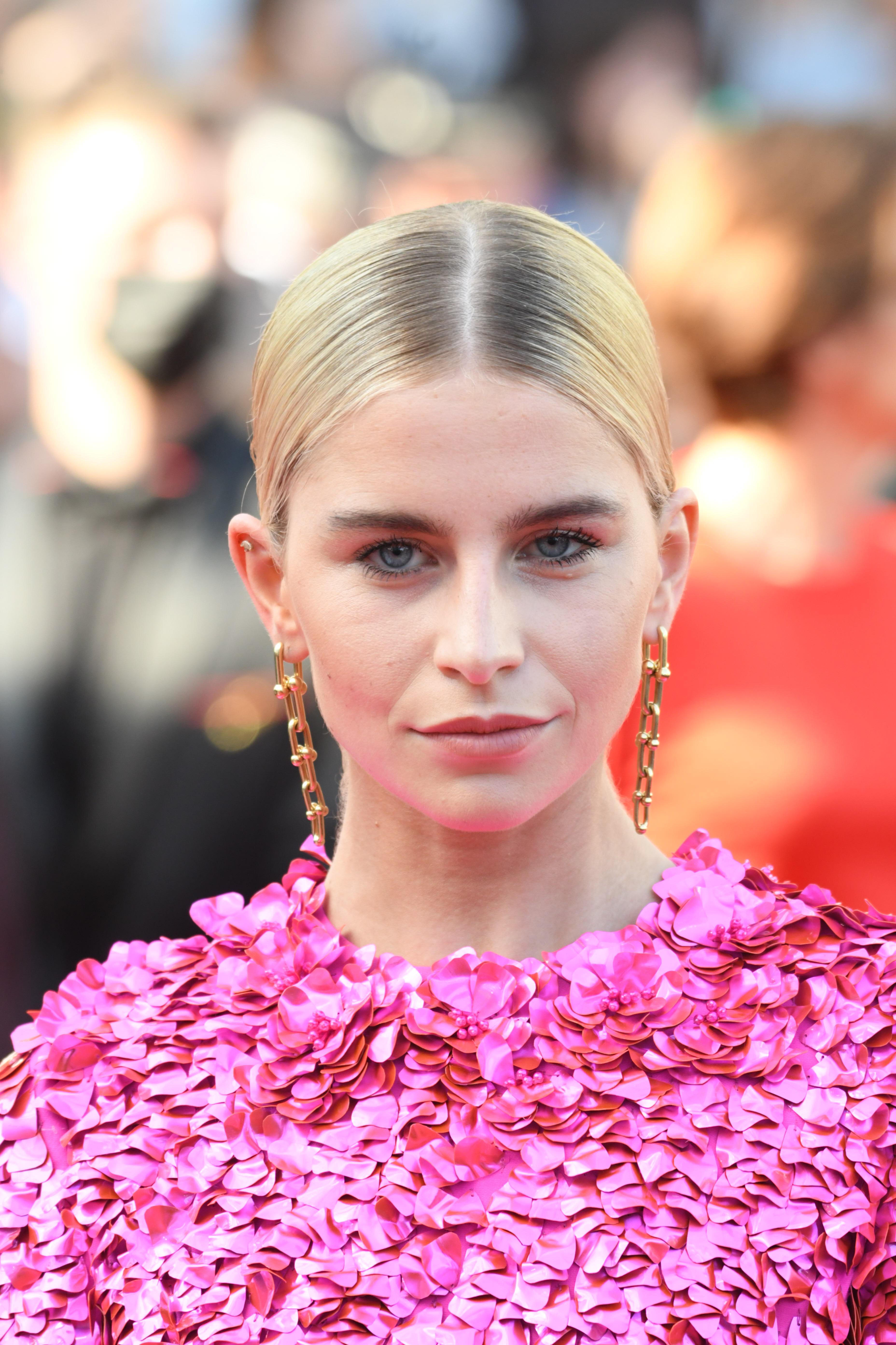 KNÆSJ: Moteprofil Caro Daur gikk for den trendy fargen knallrosa under åpningen av filmfestivalen i Cannes. 