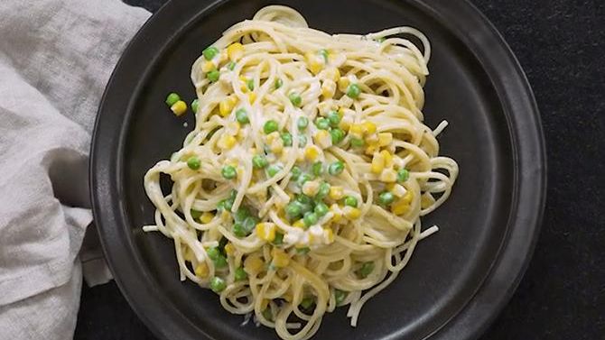 Vitlökskrämig pasta med bacon och gröna ärtor