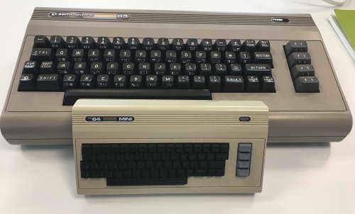 Den «skikkelige» The 64-systemet med ordentlig tastatur, vs en tidlig utgave av miniversjonen..