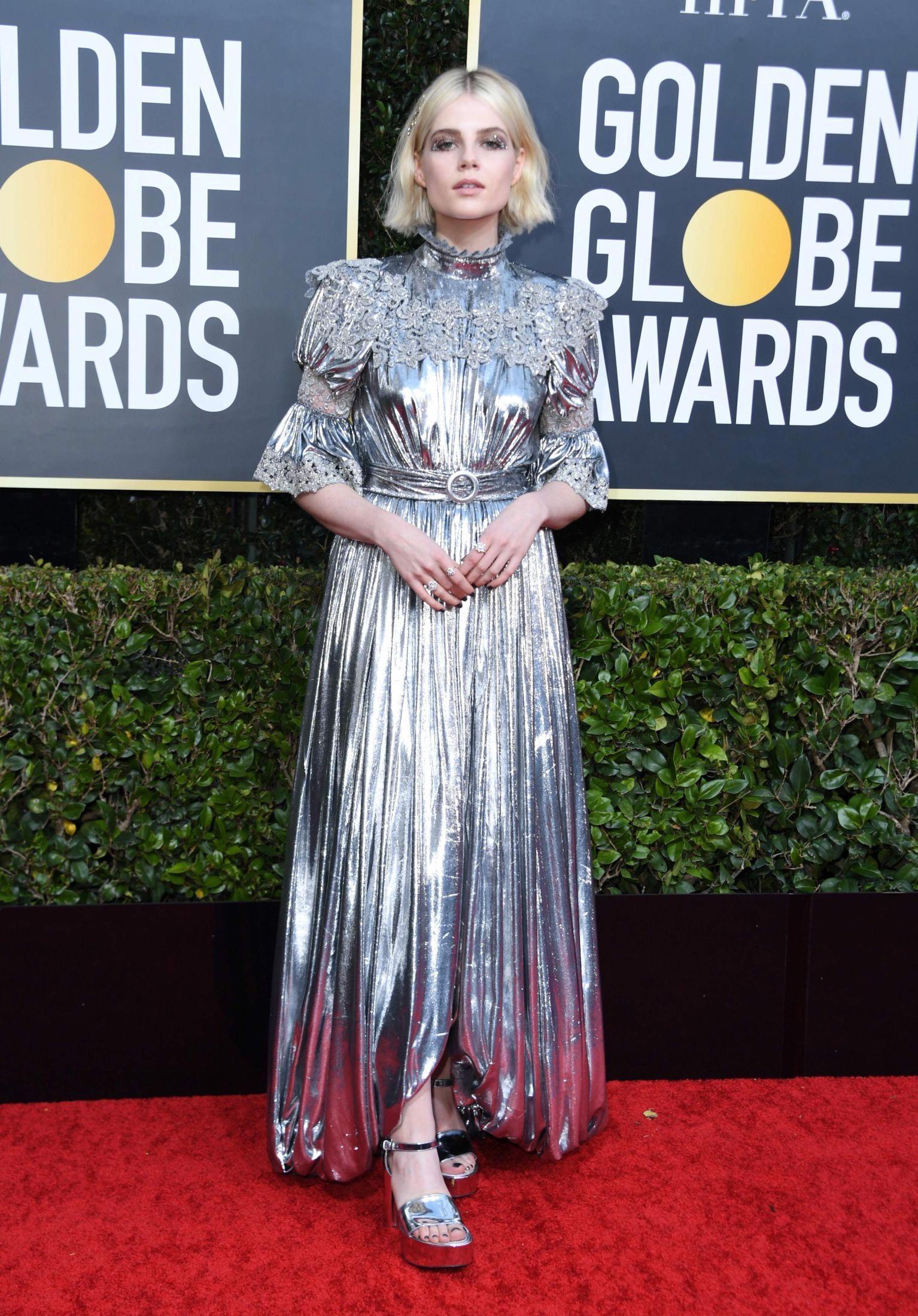 SØLV: Skuespiller Lucy Boynton i en metallisk sølvfarget kjole fra Louis Vuitton. Foto: VALERIE MACON / AFP.