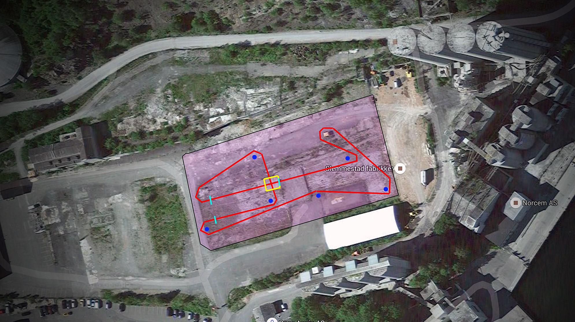 Denne skjermdumpen fra Google Earth viser banen (rosa) og løpet (rødt). De lyseblå strekene er hindere, mens den gule firkanten viser et målområde som også fungerte som et hinder.