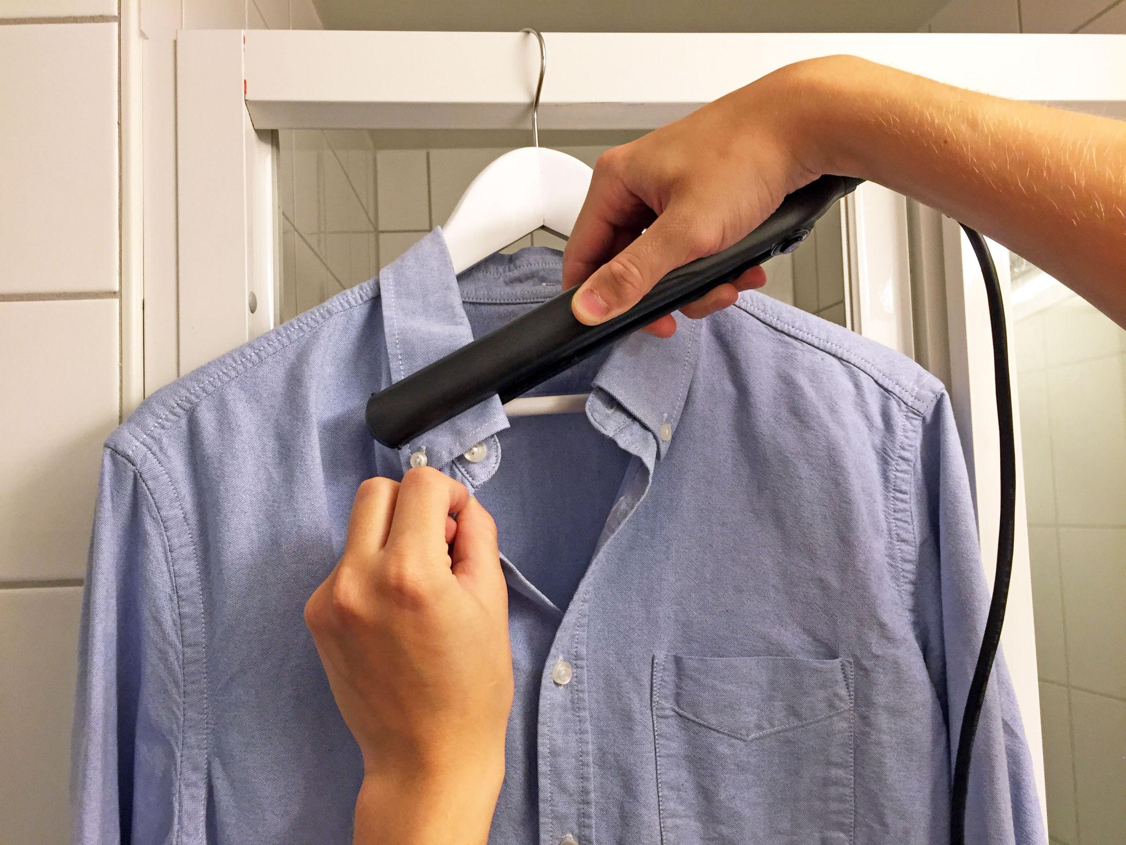 BRUK RETTETANG: Rekker du ikke å stryke skjorten kan et nødtriks være å gå over de verste partiene med en rettetang. Foto: MinMote