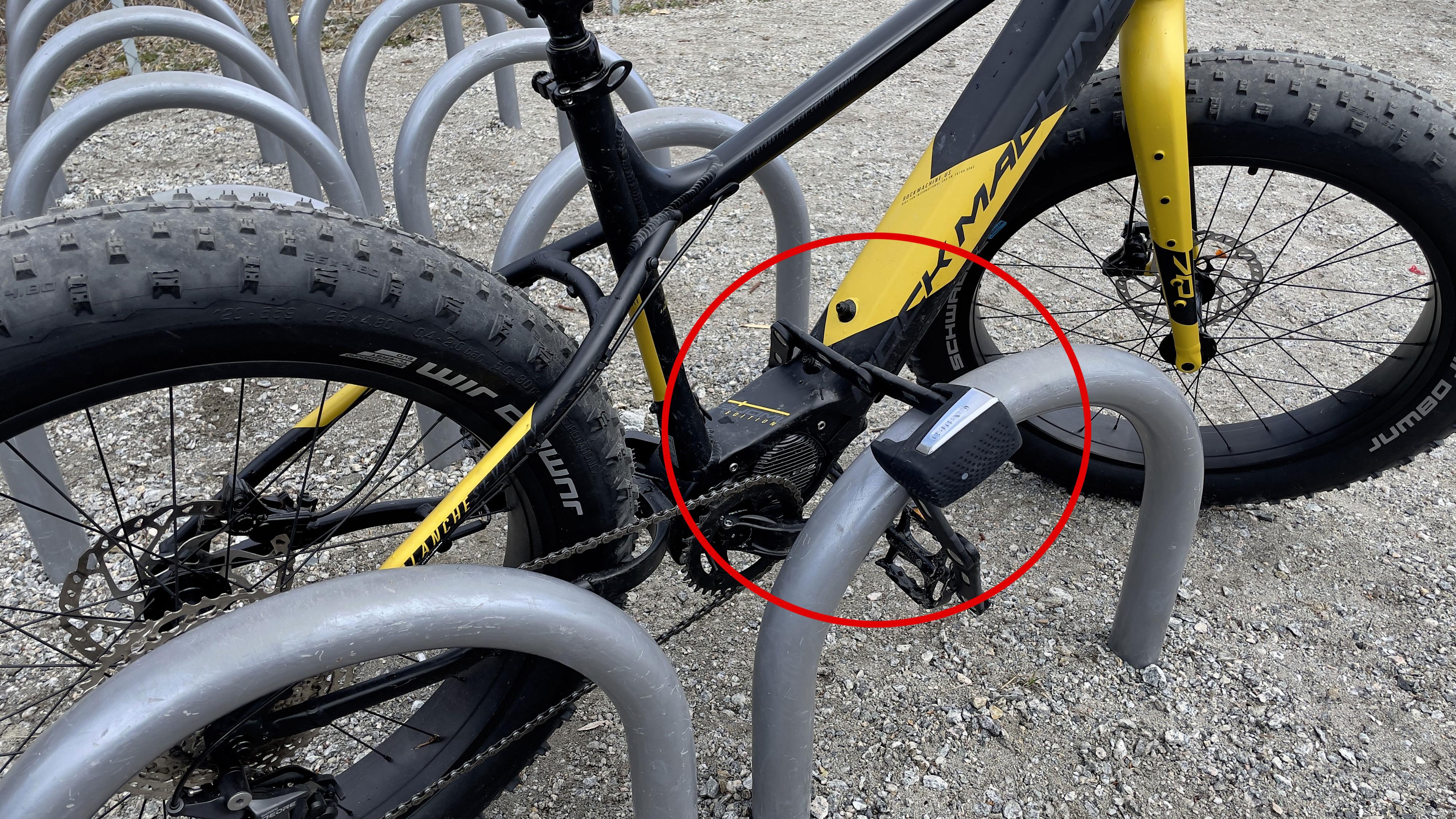 En lås gjennom rammen er en bedre måte å låse sykkelen på enn de andre alternativene over. 