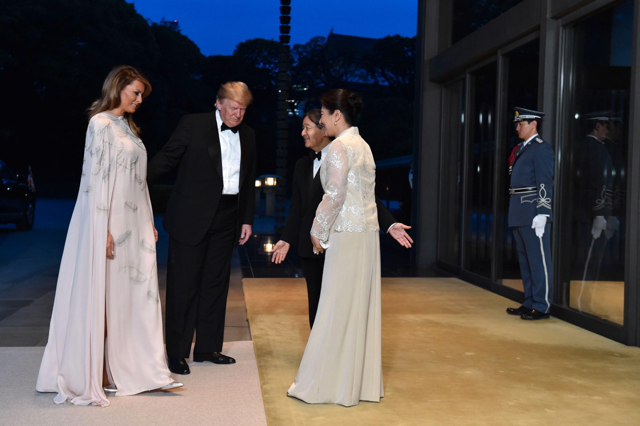 PASTELL: Melania Trump i en lyserosa kjole fra J. Mendel på middag med keiseren og keiserinnen av Japan. Foto: EPA