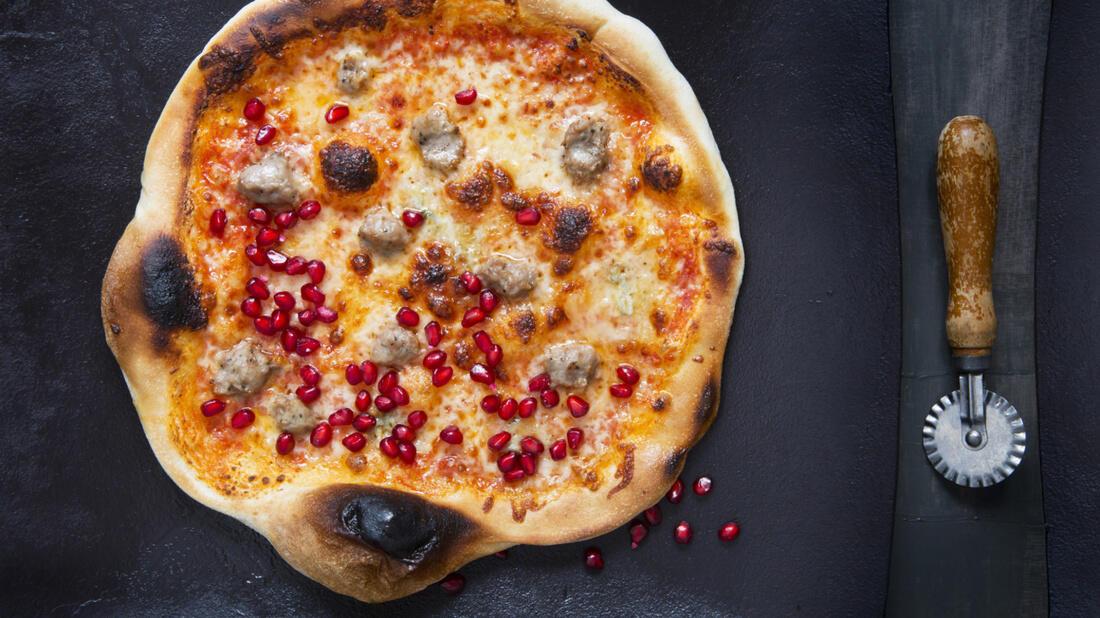 Denne pizzavarianten fra Lise er toppet med blåmuggost, granateple og salsiccia. 