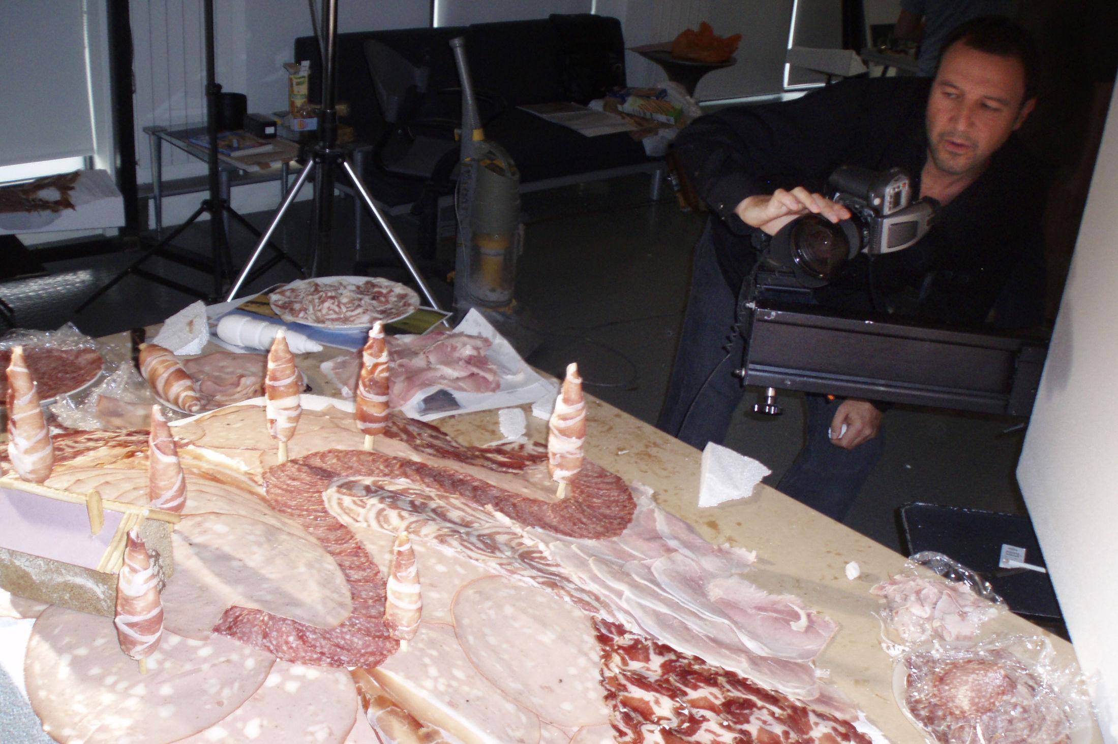SMAKFULLT: Artist i arbeid - med masse, masse salami og mortadella. Foto: Carl Warner