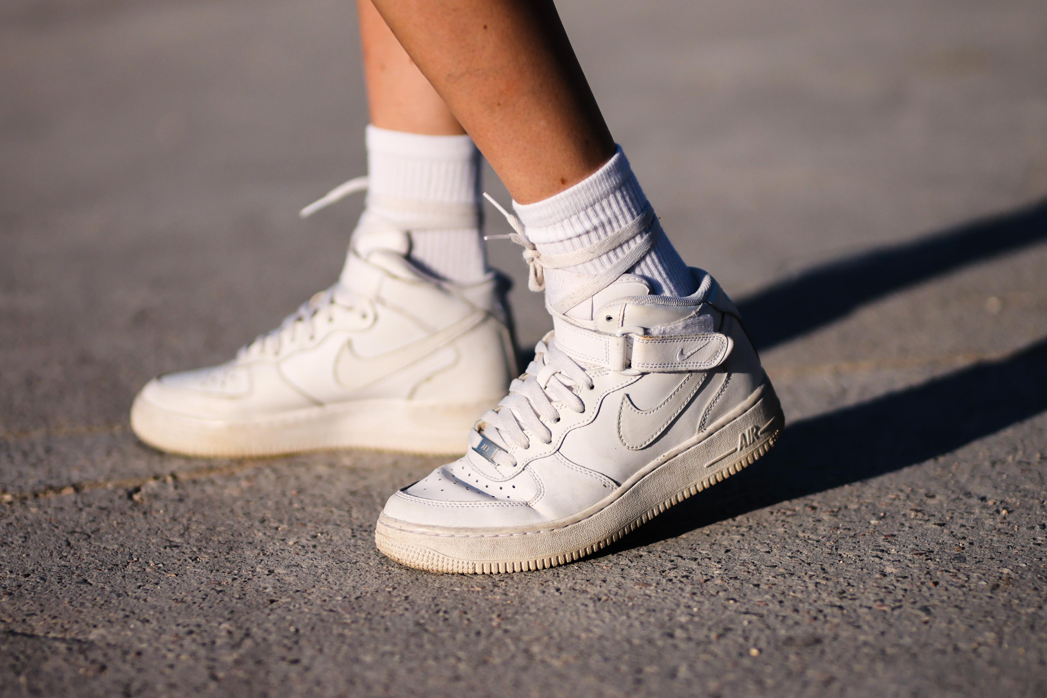 Kridt Samler blade couscous Slik får du hvite sneakers hvite igjen | MinMote