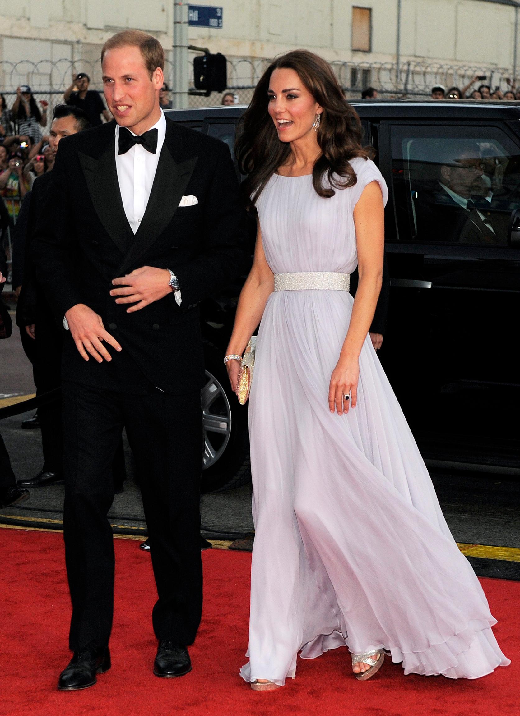 FOR TI ÅR SIDEN: Slik stylet hertuginne Kate  Alexander McQueen-kjolen under BAFTA-gallaen for ti år siden. 