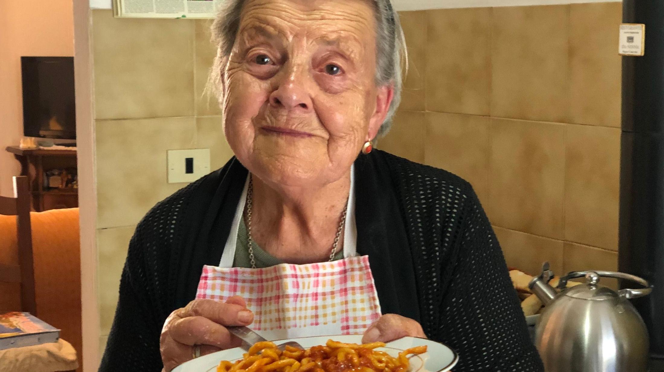 ITALIENSK PASTABESTEMOR: 93 år gamle Giuseppina Spiganti, kalt Peppa, har laget pici all'aglione, tykke spagetti med en saus av tomat og hvitløk. Peppa var for 50 år siden med på å starte en matfestival i landsbyen hun bor, for å hylle den håndrullede pastatypen, som fortsatt eksisterer den dagi dag. Foto: Pasta Grannies