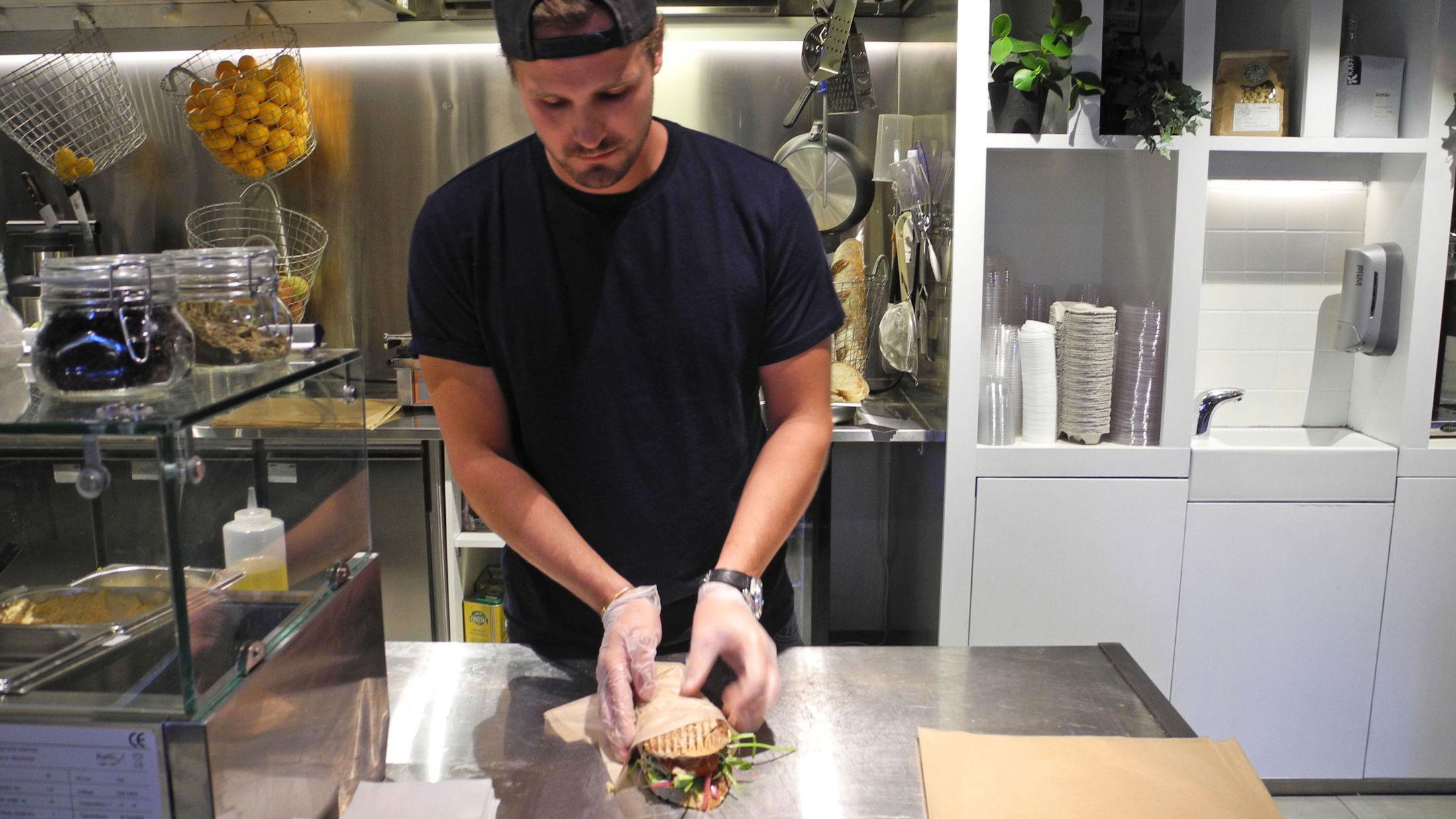 SMØRER PÅ: Eckers har blitt et svært populært lunsjsted med sine innholdsrike sandwicher. Foto: Godt.no