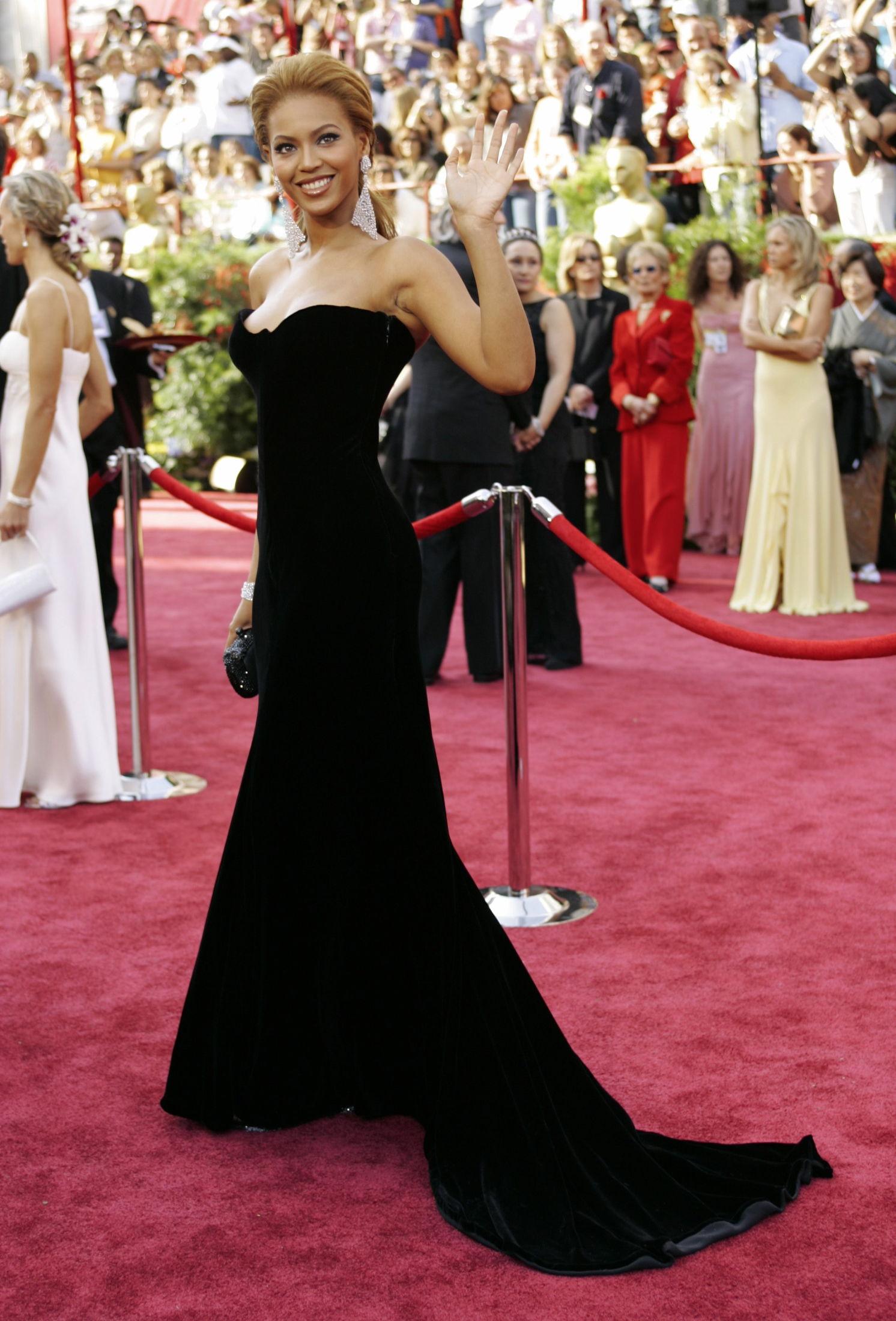 GLAMORØS: Beyoncé har en rekke ganger gått for klassisk glamour på den røde løperen, som her under Oscar-utdelingen i 2005. Fløyelskjolen er signert Valentino. På denne tiden begynte hun å kunne velge fra designere på øverste hylle. 