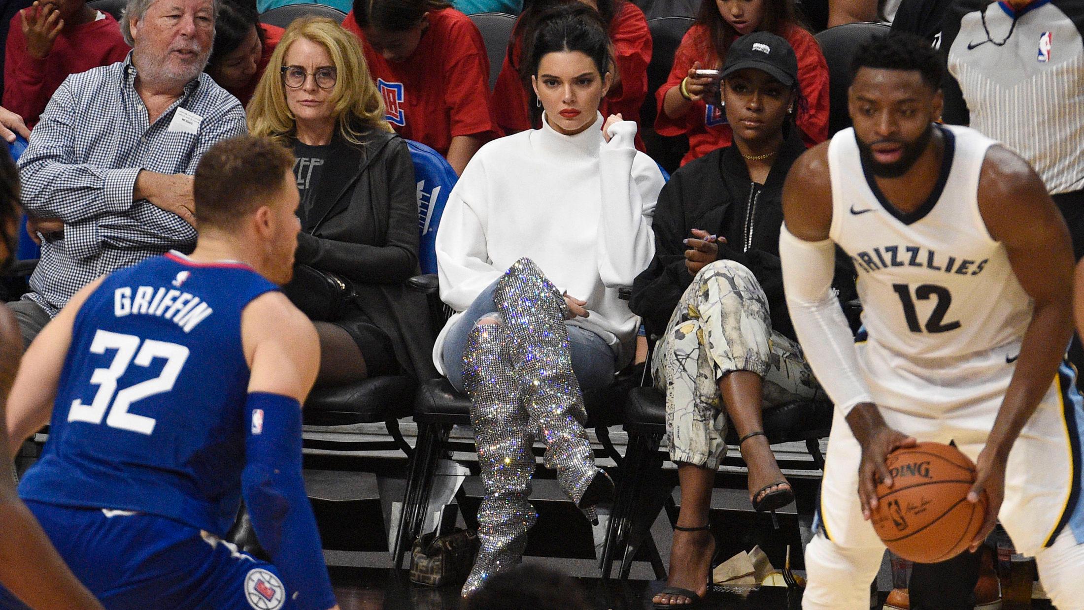 GODT ØYE: Kendall Jenner ser på sine nye flamme, NBA-spilleren Blake Griffin, under en  Los Angeles Clippers-kamp. Foto: Getty Images
