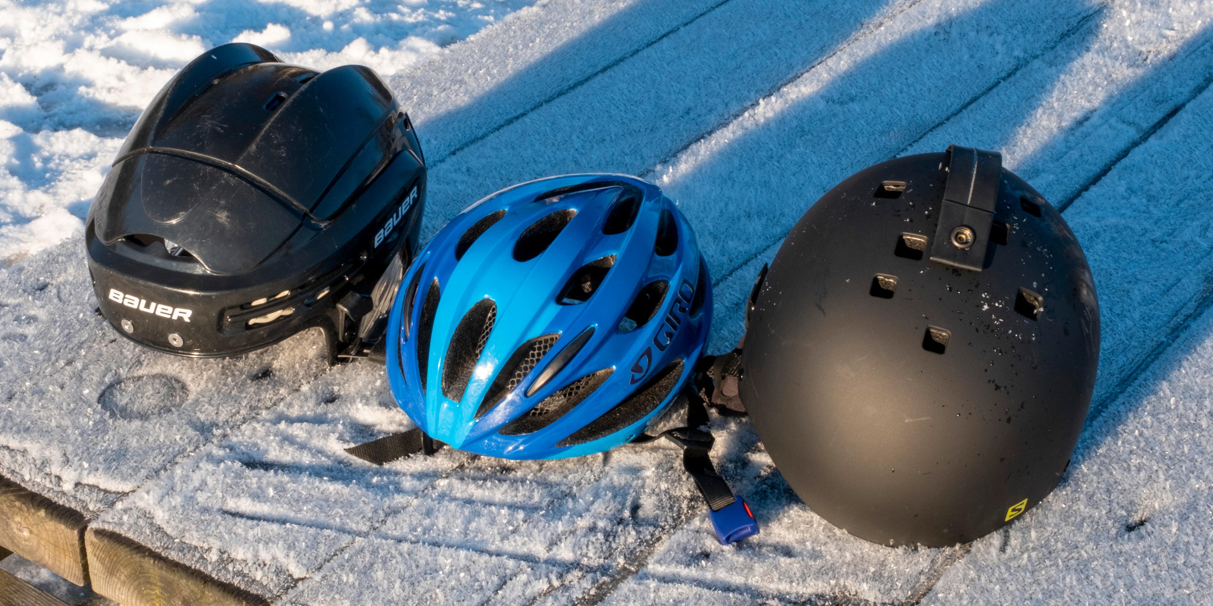 Det finnes mange slags ulike hjelmer, og det viktigste er at de beskytter hodet ditt. Men bruker du for eksempel en snowboard-hjelm vil du holde hodet varmere enn for med en sykkelhjelm.