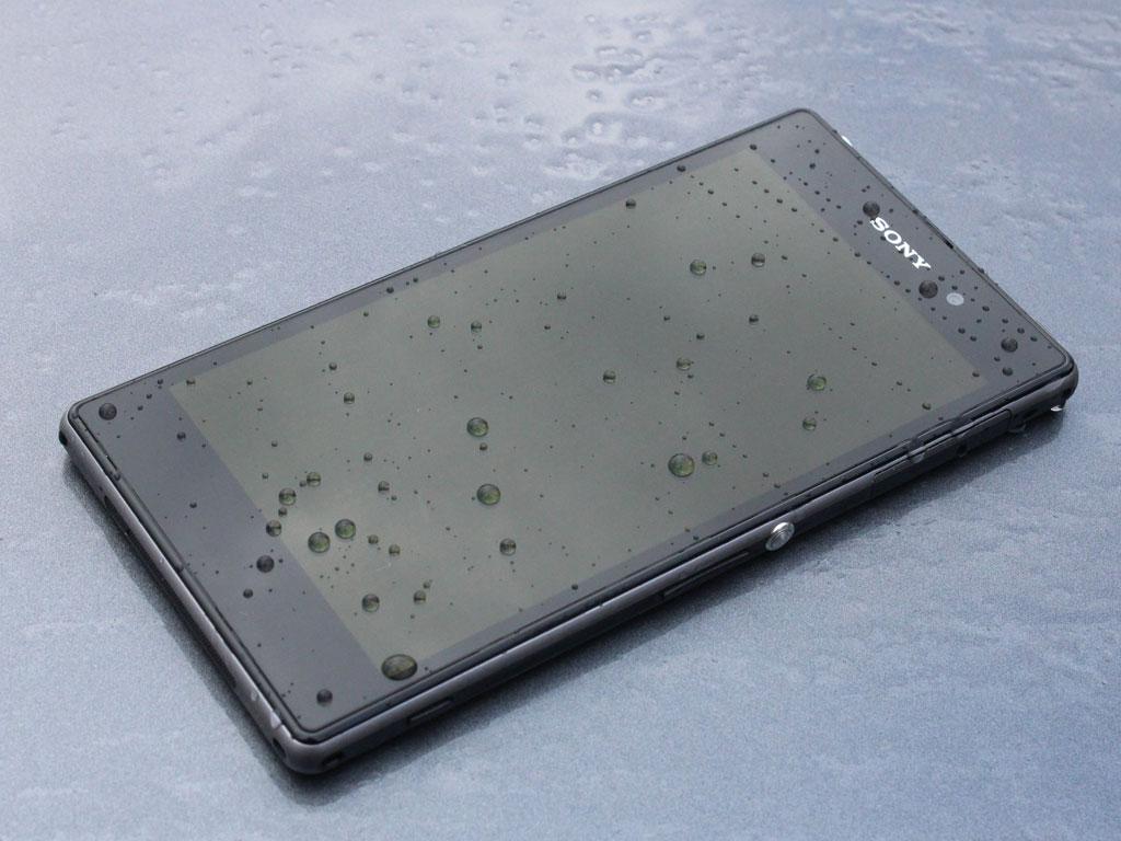 De fleste mobiler blir lett ødelagt av fukt. Xperia Z1 er vanntett.Foto: Espen Irwing Swang, Amobil.no