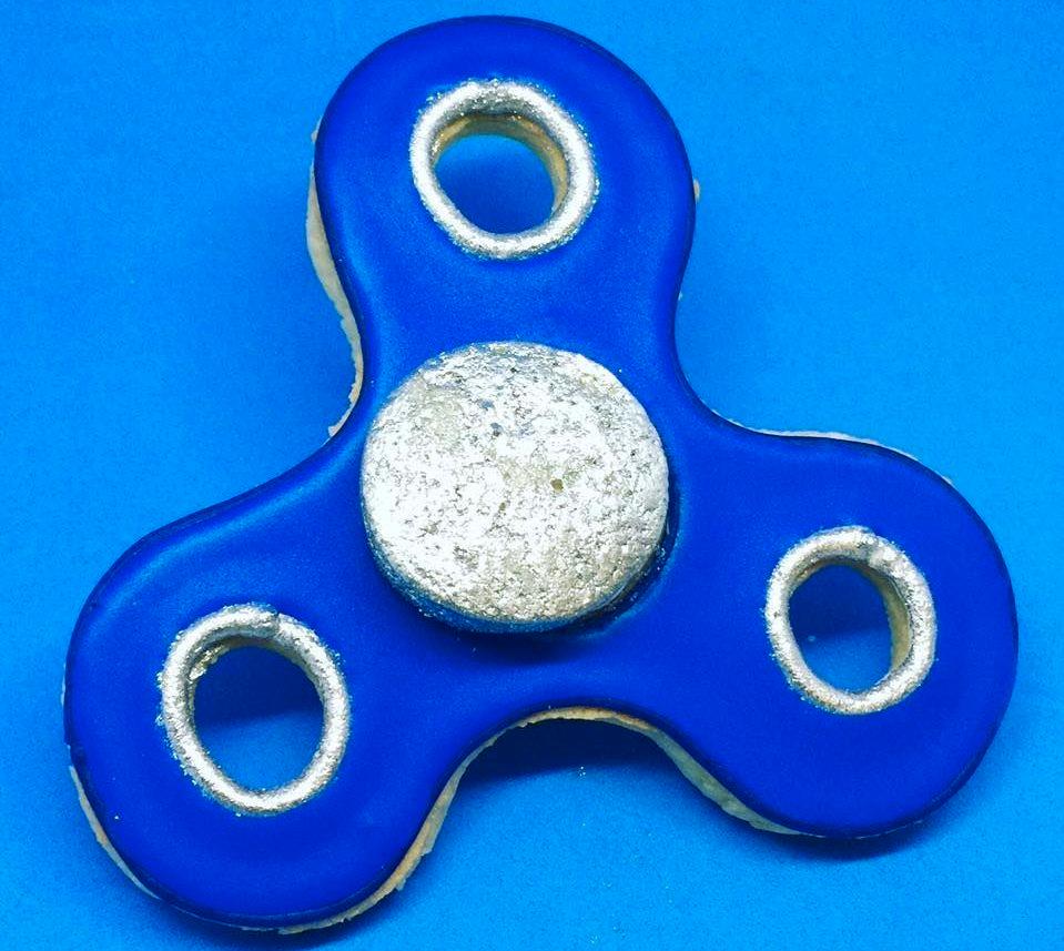 LEKETØYS: Den spiselig fidget spinner-en er laget av sugar cookies, sjokolade og glasur. Foto: Clearly Cookies