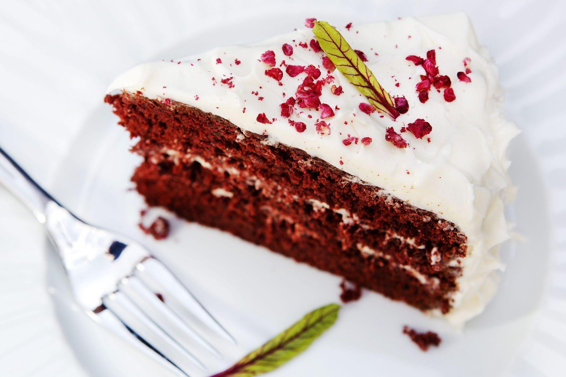 SØTT OG RØDT: Rødbeter kan også brukes i sjokoladekaken. Foto: Magnar Kirknes/VG