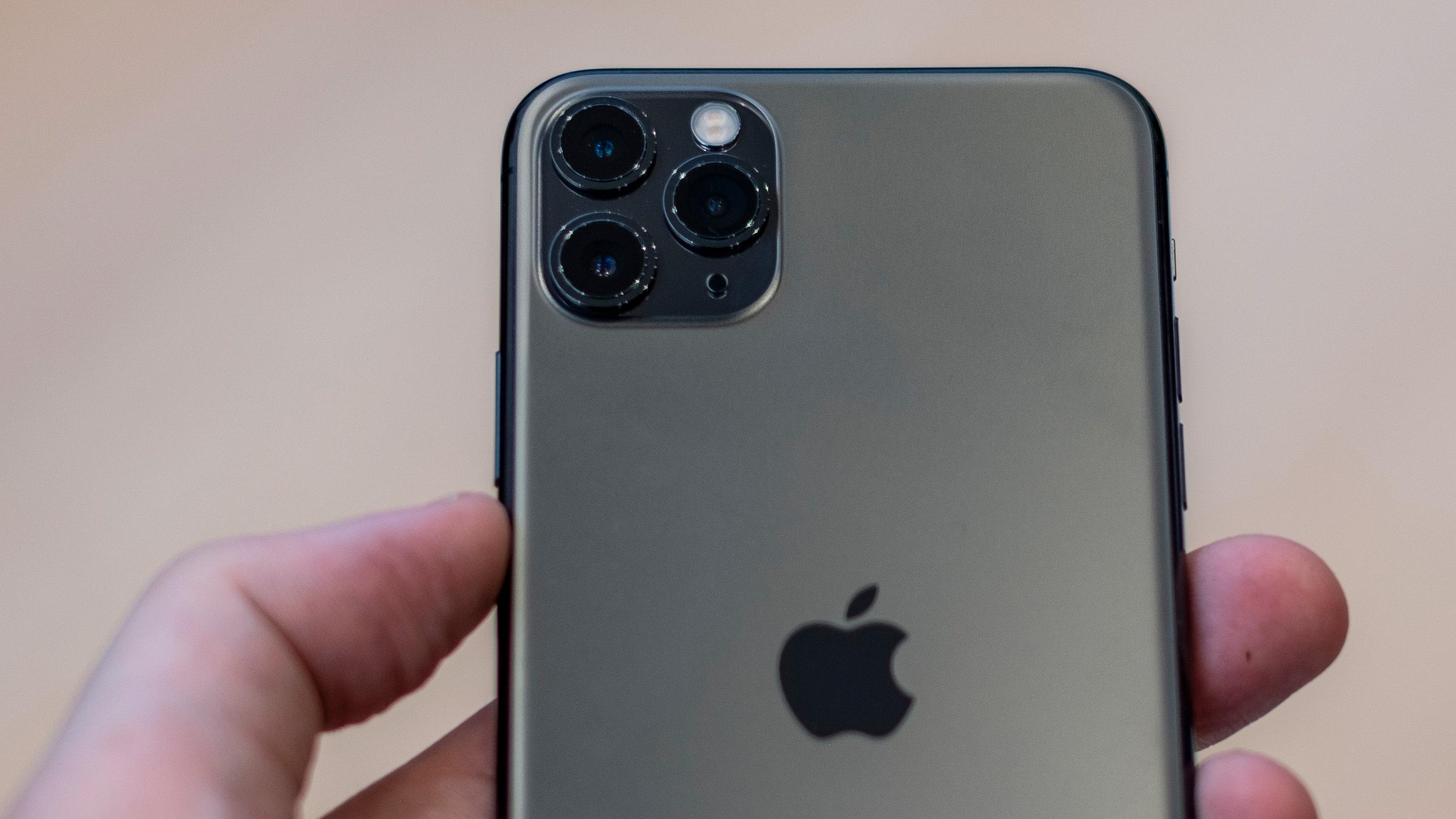 iPhone 11 Pro-modellene har tre kamera, og du kan zoome trinnløst fra ultravidvinkel via vidvinkel til 2x zoom. Det gir langt bedre video enn hos de fleste av konkurrentene med flere kamera på baksiden.