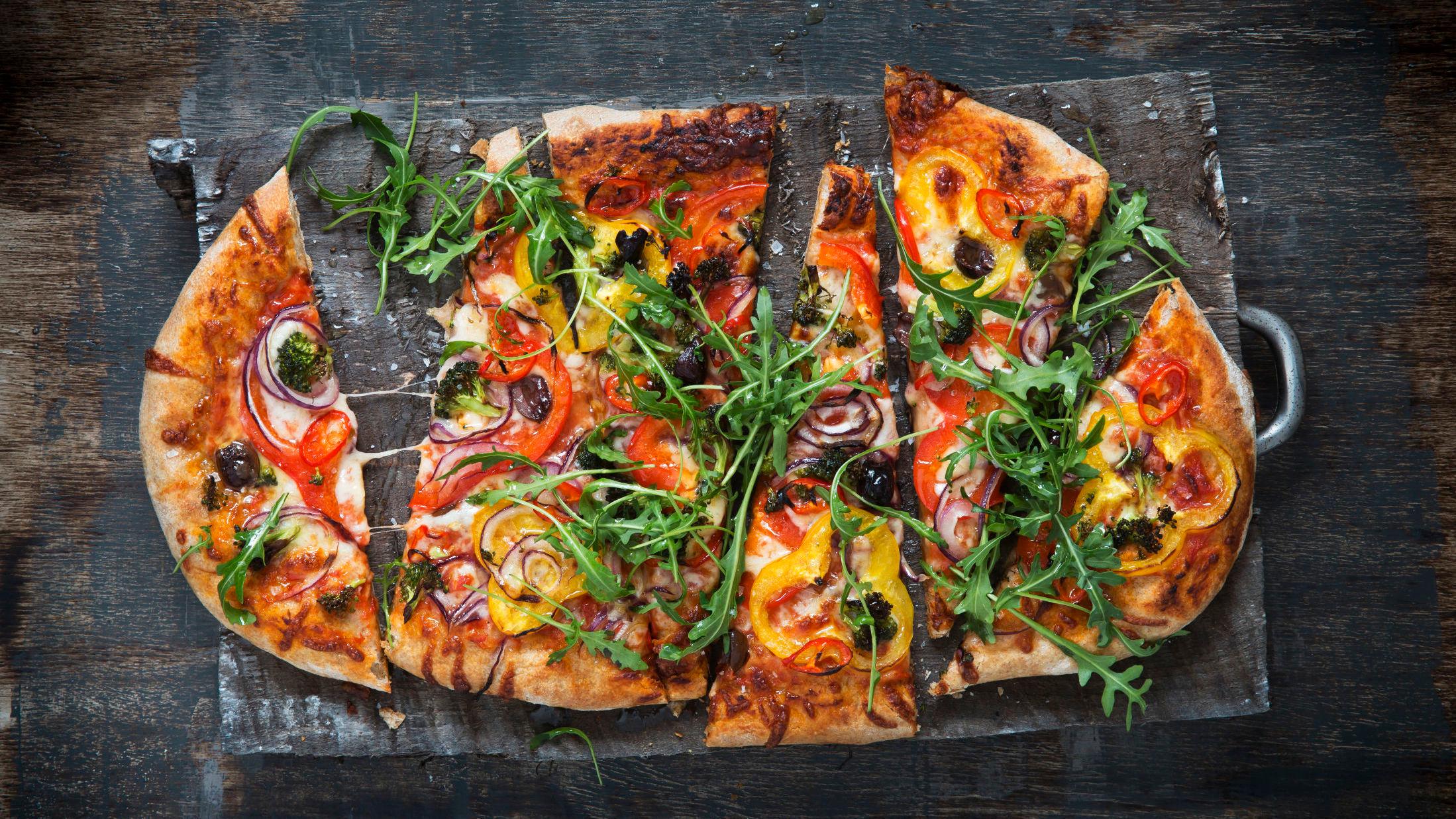 FLAT MAT: Hjemmelaget pizza er en fryd for øyet og ganen. Få flere oppskrifter av Lise Finckenhagen under. Foto: Christian Brun/VG