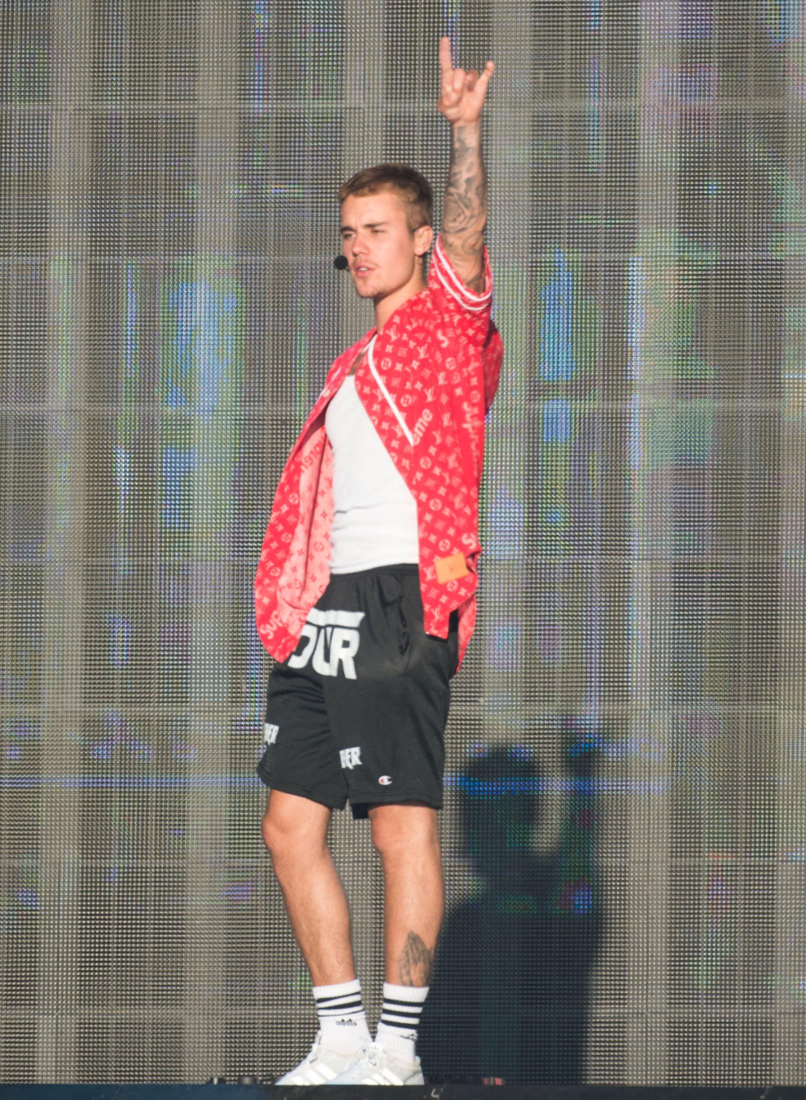 TRENDY: Bieber hadde på seg en skjorte signert Supreme x Louis Vuitton under en konsert i London. 