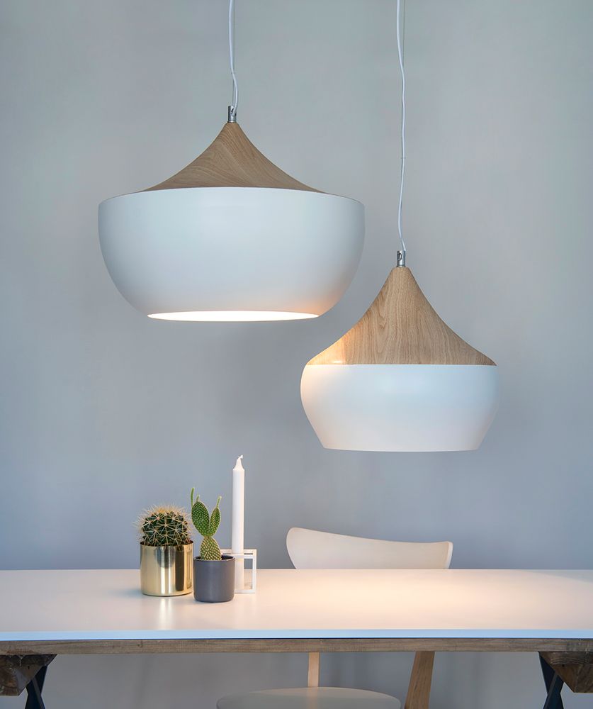 LILY TAKLAMPE: Moderne lampe for nordiske uttrykk.