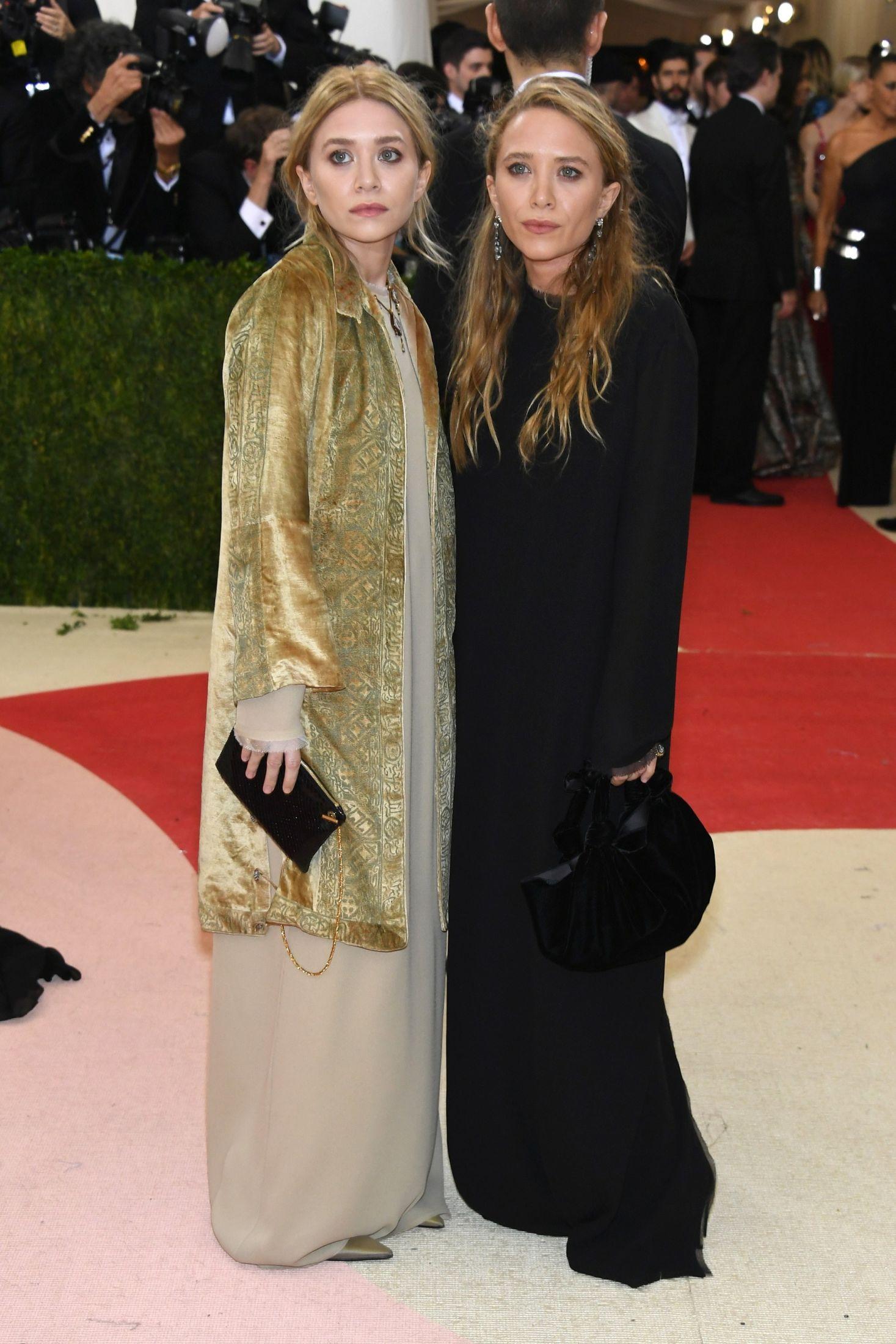 BOHO: Ashley Olsen og Mary-Kate Olsen gikk for lange, formløse antrekk med bohemske undertoner. Legg merke til håret som er stylet nonchalant og rufsete. Foto: NTB scanpix