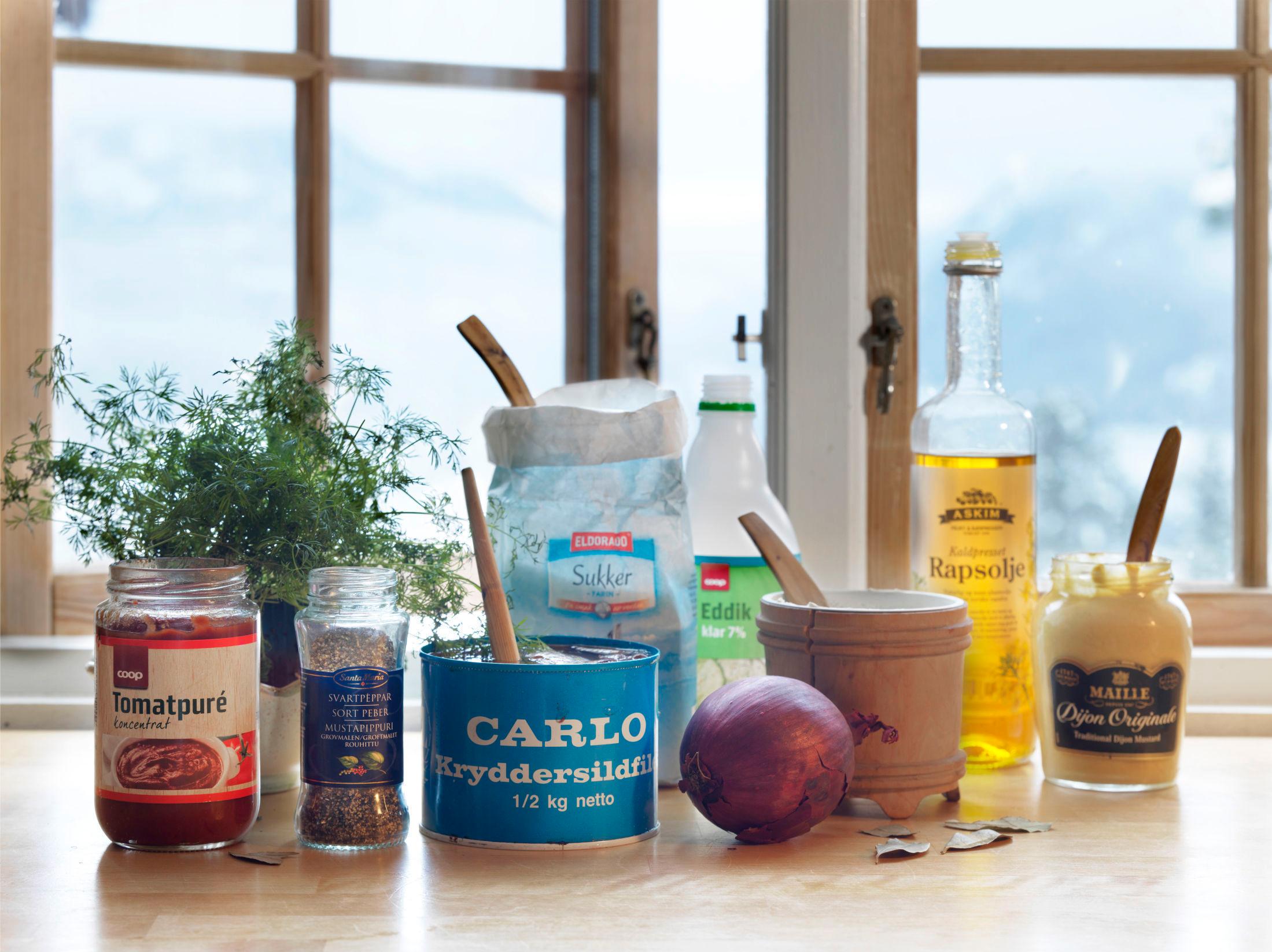 SILDEBORD: Få tak i gode kryddersildfileter - og lag deg et helt sildebord med rømmesild, akevittsild og tomatsild. Foto: Mona Gundersen.