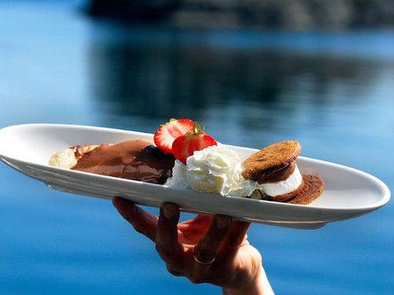 Enkel dessert med grillede bananer, marshmallows og sjokolade. (Foto: Torstein Lillevik.)