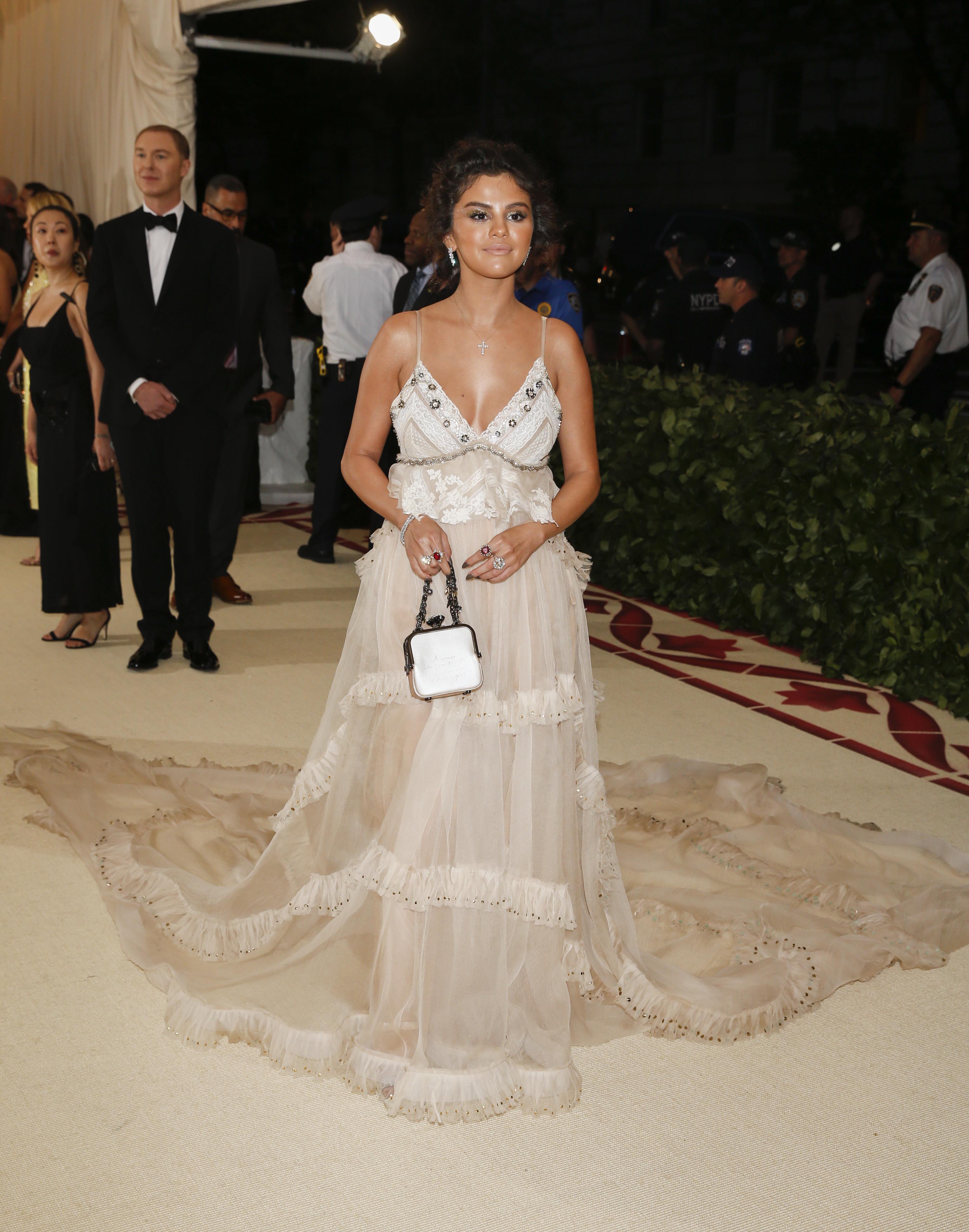 IKKE FORNØYD: Selena Gomez mener hun bommet med selvbruningen denne kvelden. Temaet for kvelden var «Himmelske kropper: Mote og den katolske fantasi», som satte tydelige spor i kjendisenes antrekk.