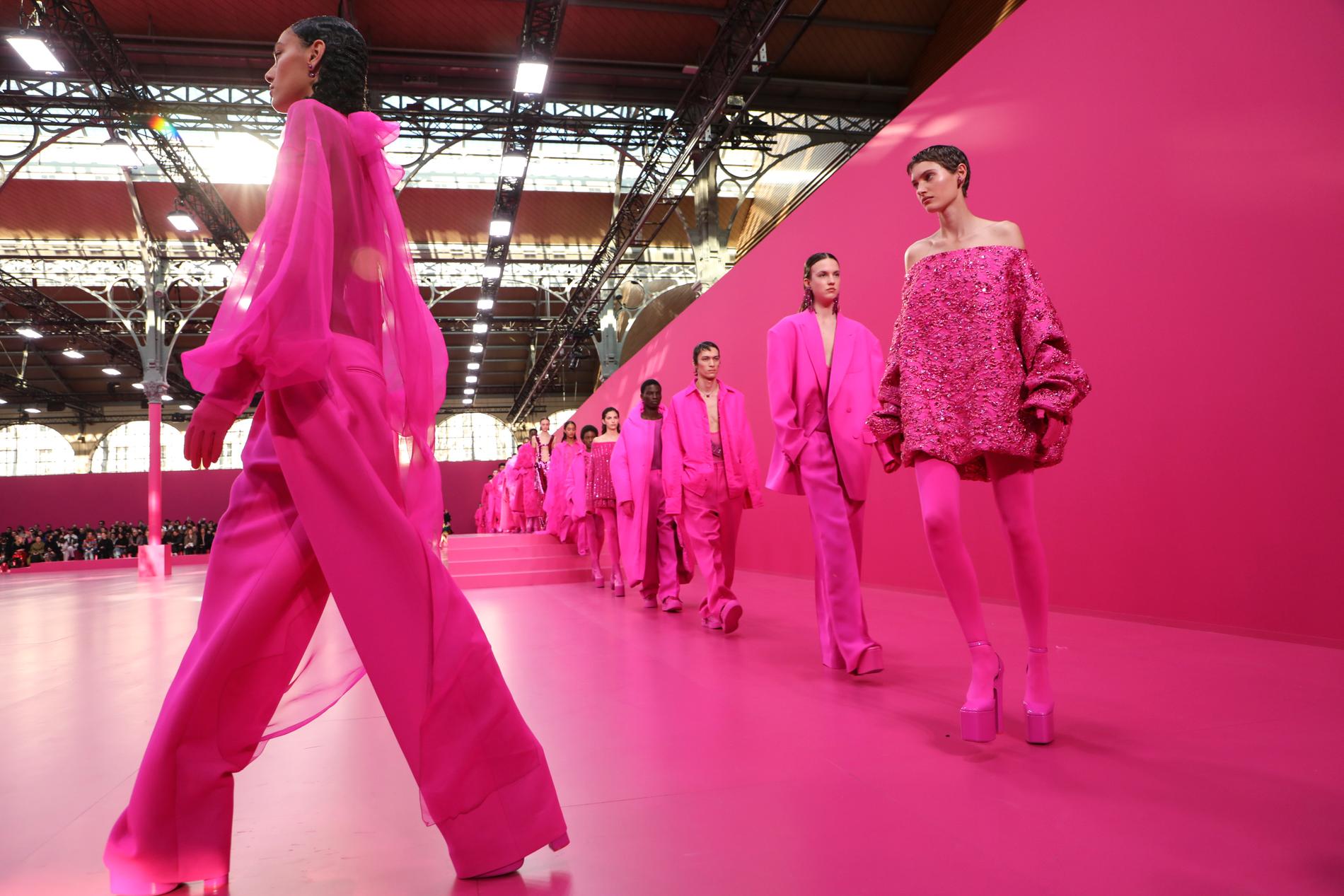 Valentino kallar gjorde inte mindre än 40 outfits i exakt samma rosa ton från topp till tå. 