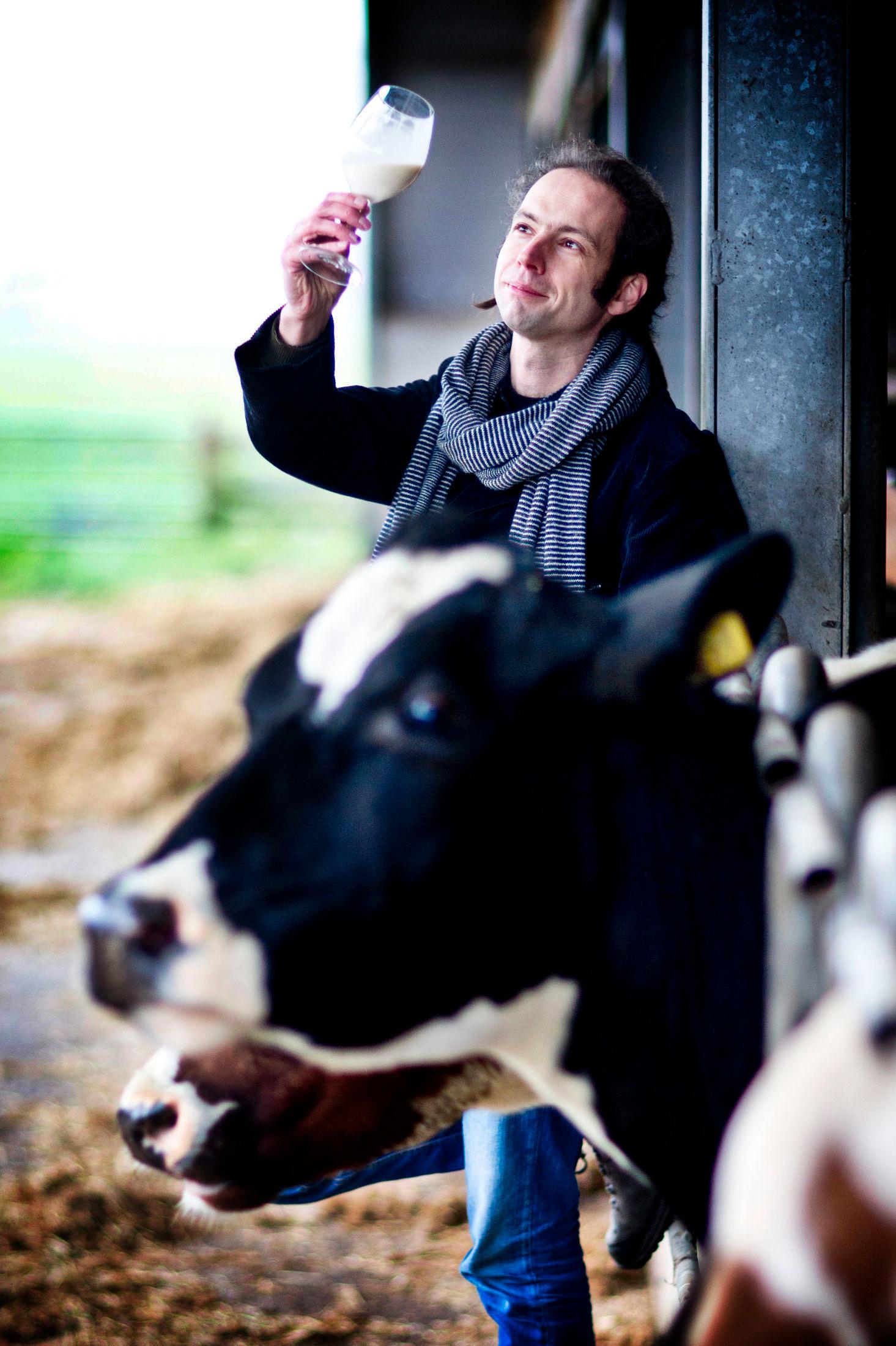 SER: Når Bas de Groot skal vurdere en melk ser han på den for å legge merke til fargenyanser. Foto: Guus Schoonewille