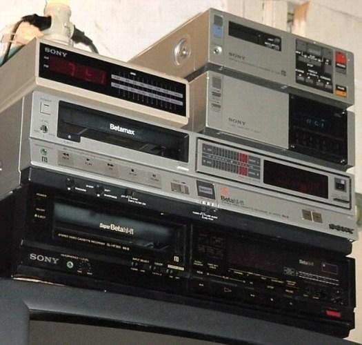 Sony måtte til slutt gi opp Betamax. Her er noen av maskinene selskapet lagde.Foto: Wikipedia