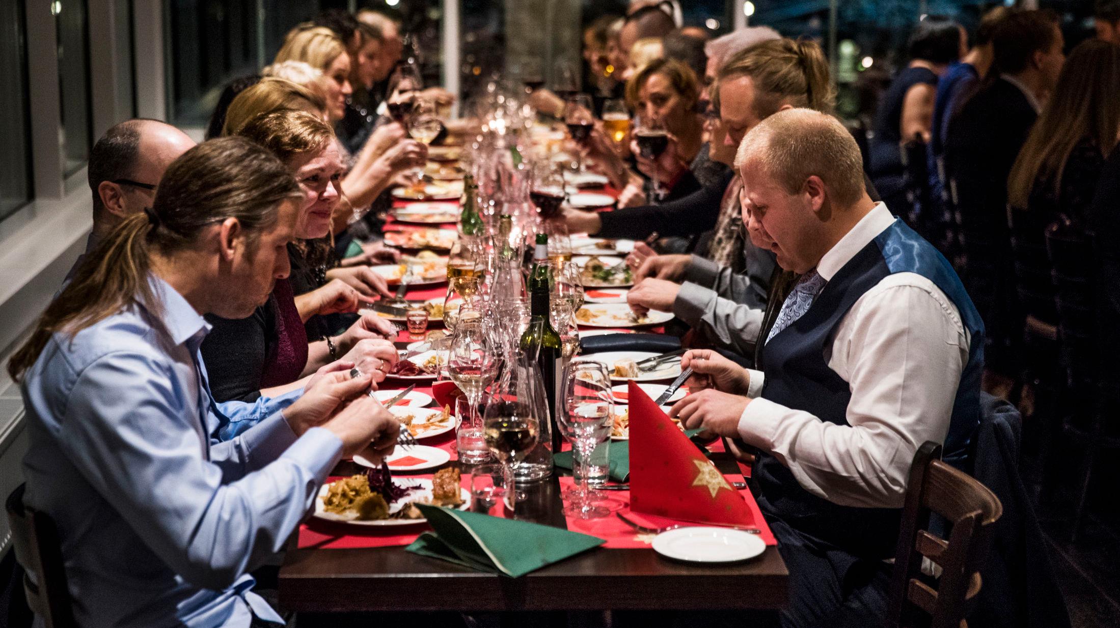 EN GOD FEST: Man spiser seg god og mett på julebordet, og levende musikk lager god musikk i selskapslokalet. Foto: Frode Hansen.