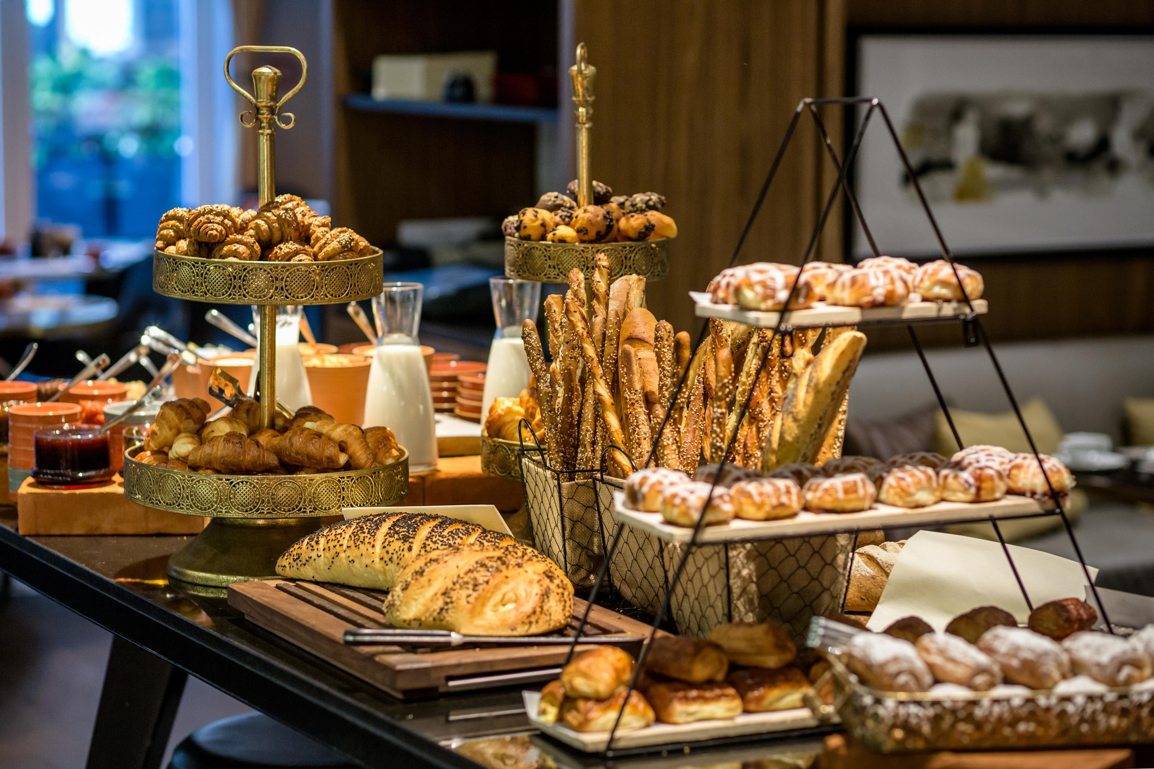 TRYGT: De fleste brød og mange bakervarer kan du fint kose deg med på hotellfrokosten.