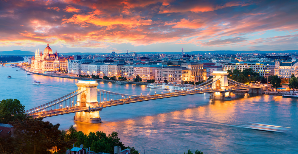 BY-FERIE: Budapest er en fantastisk feriedestinasjon med historiske severdigheter, gode restauranter og vennlige priser. Med Eurodents tannreiser blir det mye tid til hygge og avslapning i byen. FOTO: EURODENT 