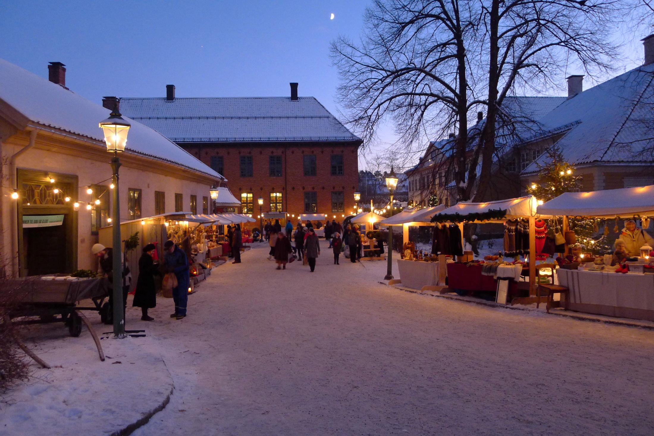 MARKEDSBODER: På Folkemuseet på Bygdøy får du jøpt julegodteri og julegaver i de mange markedsbodene rundt omkring på museet. Tekst: Foto: Paal Mork/Folkemuseet.