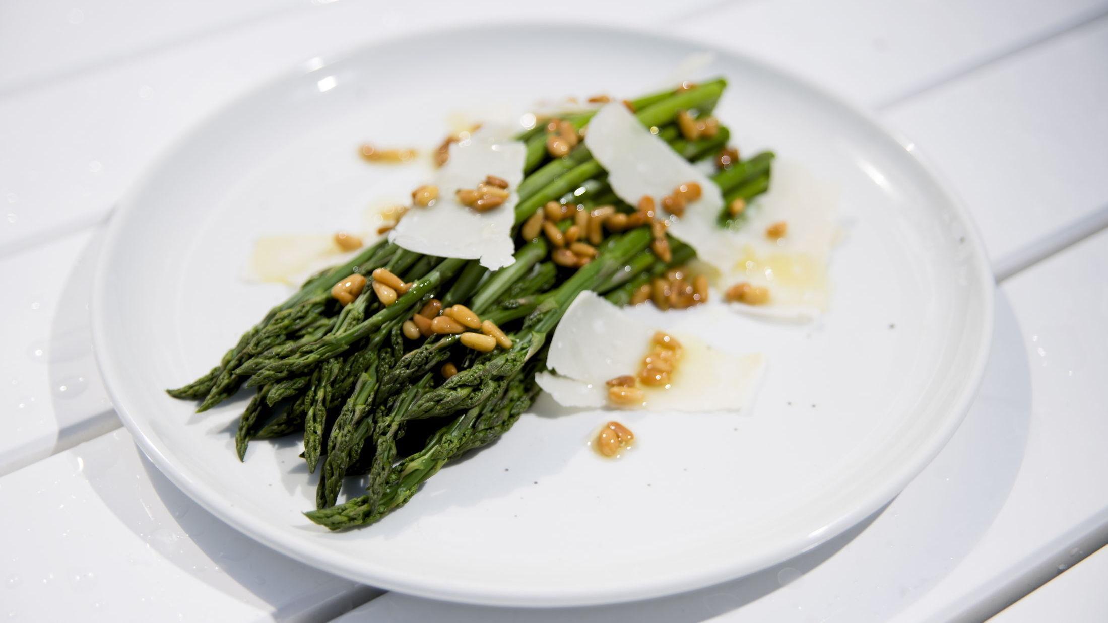 DELIKAT: Nå er det ikke lenge til du kan nyte sprø asparges med smeltet smør og havsalt. Eller pinjekjerner og parmesan. Foto: Robert S. Eik/VG