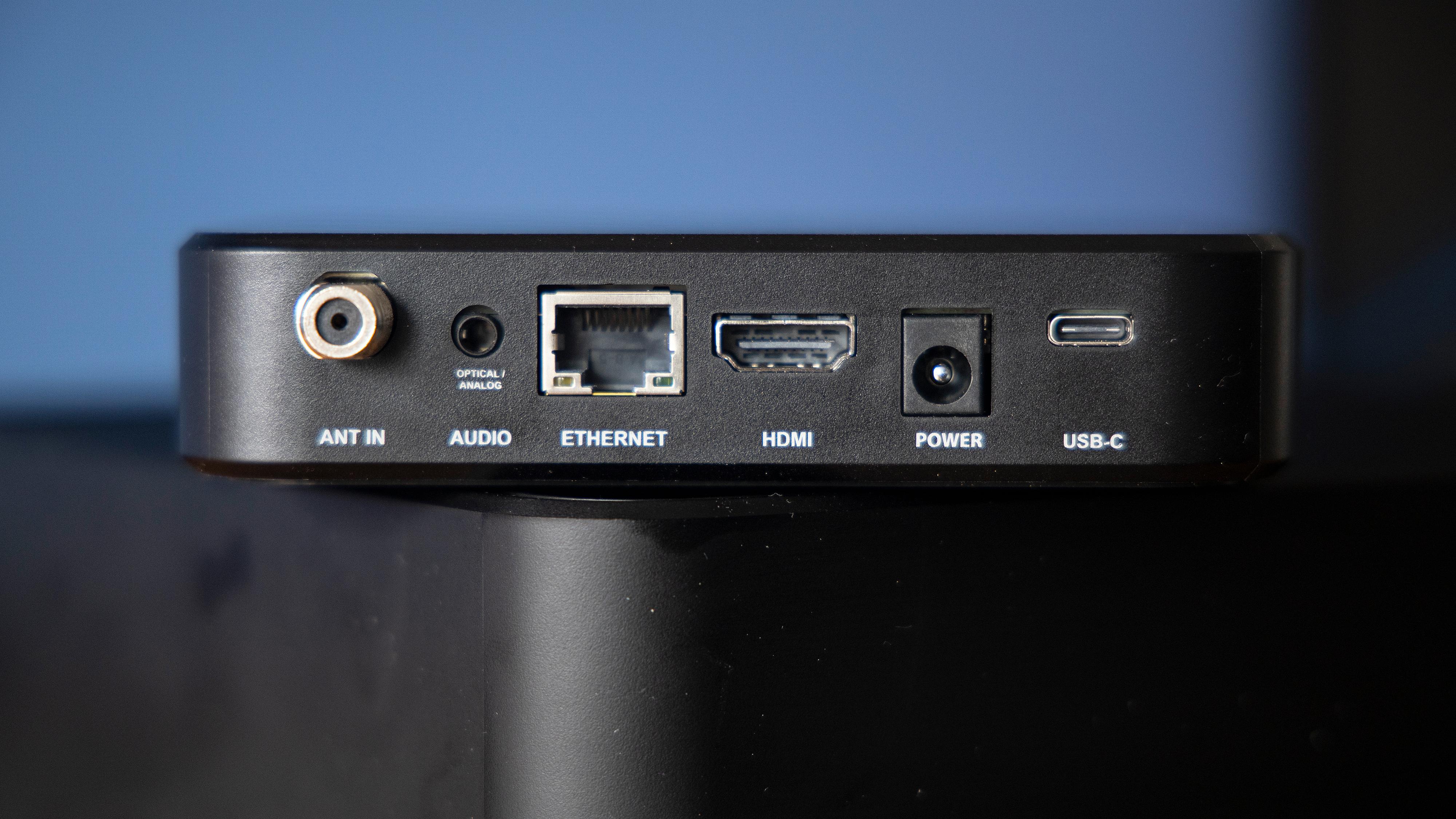 Bak finner vi antenneinngang, optisk/analog lyd, ethernet, HDMI, strøm og en USB-port.