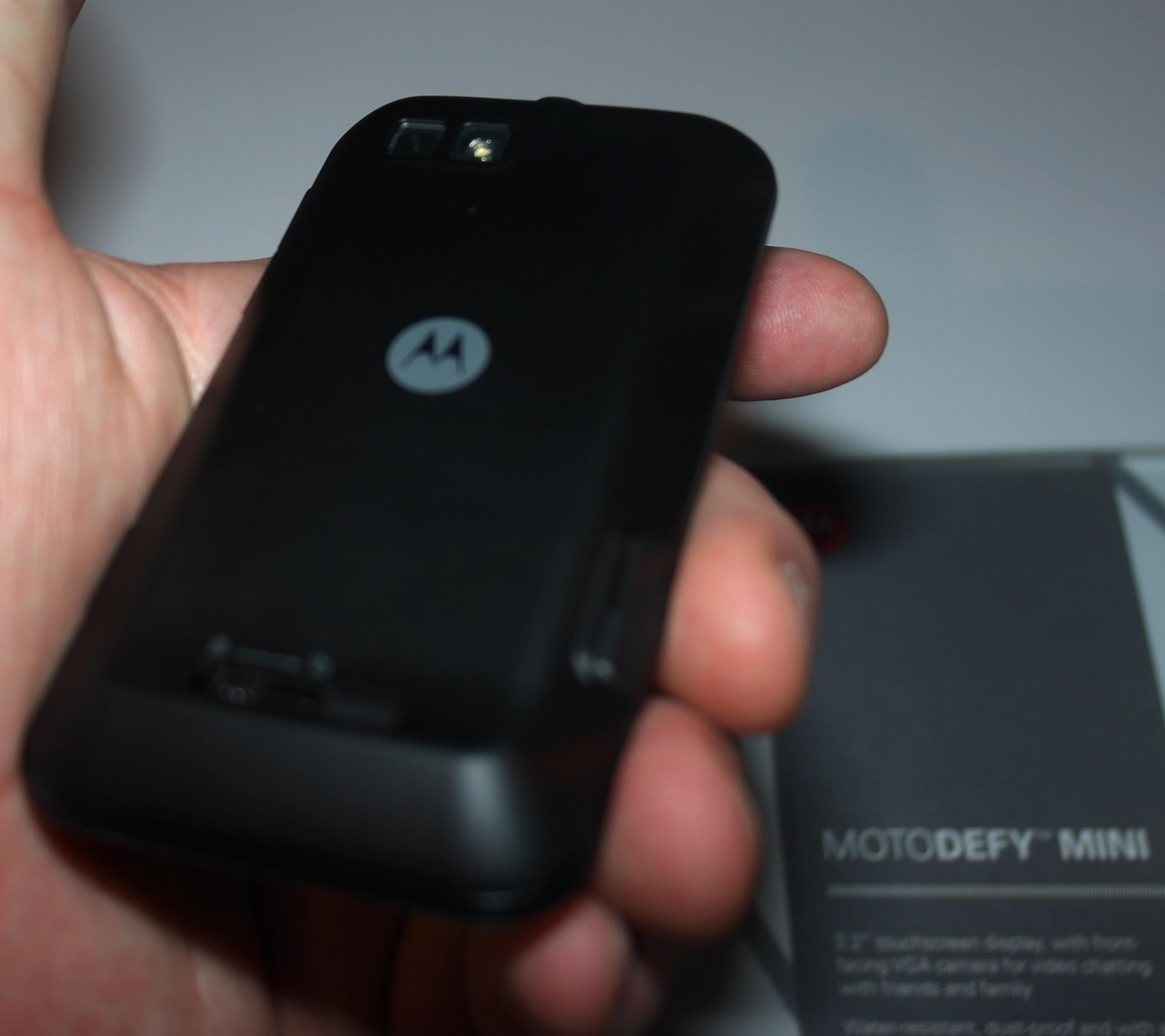 Slik ser baksiden av Motorola Defy ut.