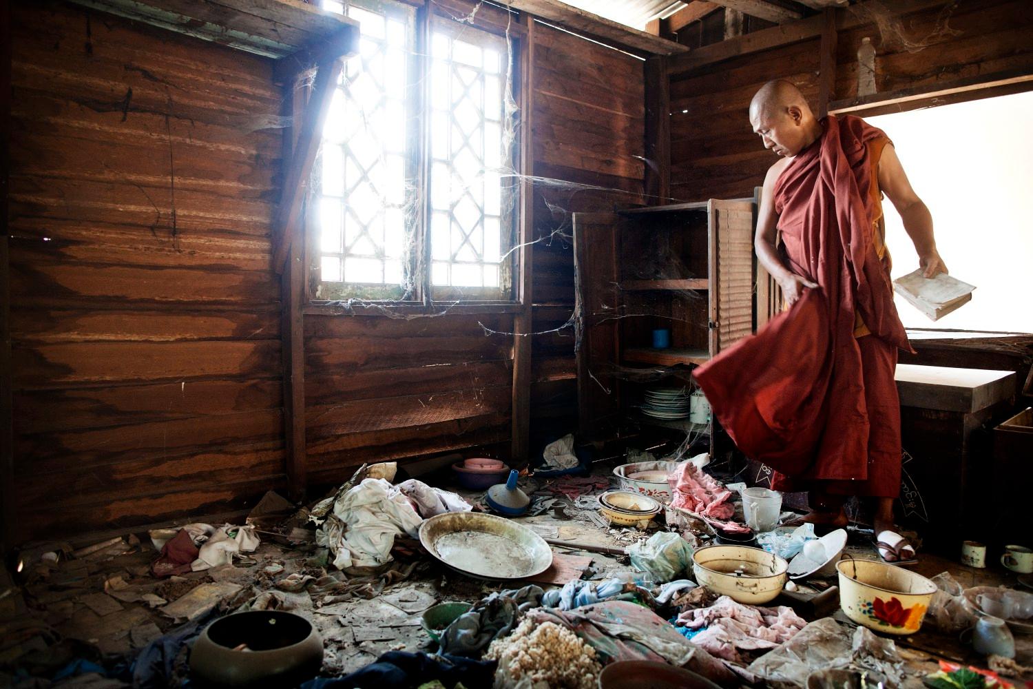 Den burmesiske munken U Indaka har vært nesten ti år i fengsel, etter å ha sloss for demokrati. Etter han slapp ut den 13. januar, har han vendt tilbake til klosteret sitt, bare for å se at det har blitt rasert av militæret. Foto: Kyrre Lien, All Rights Reserved