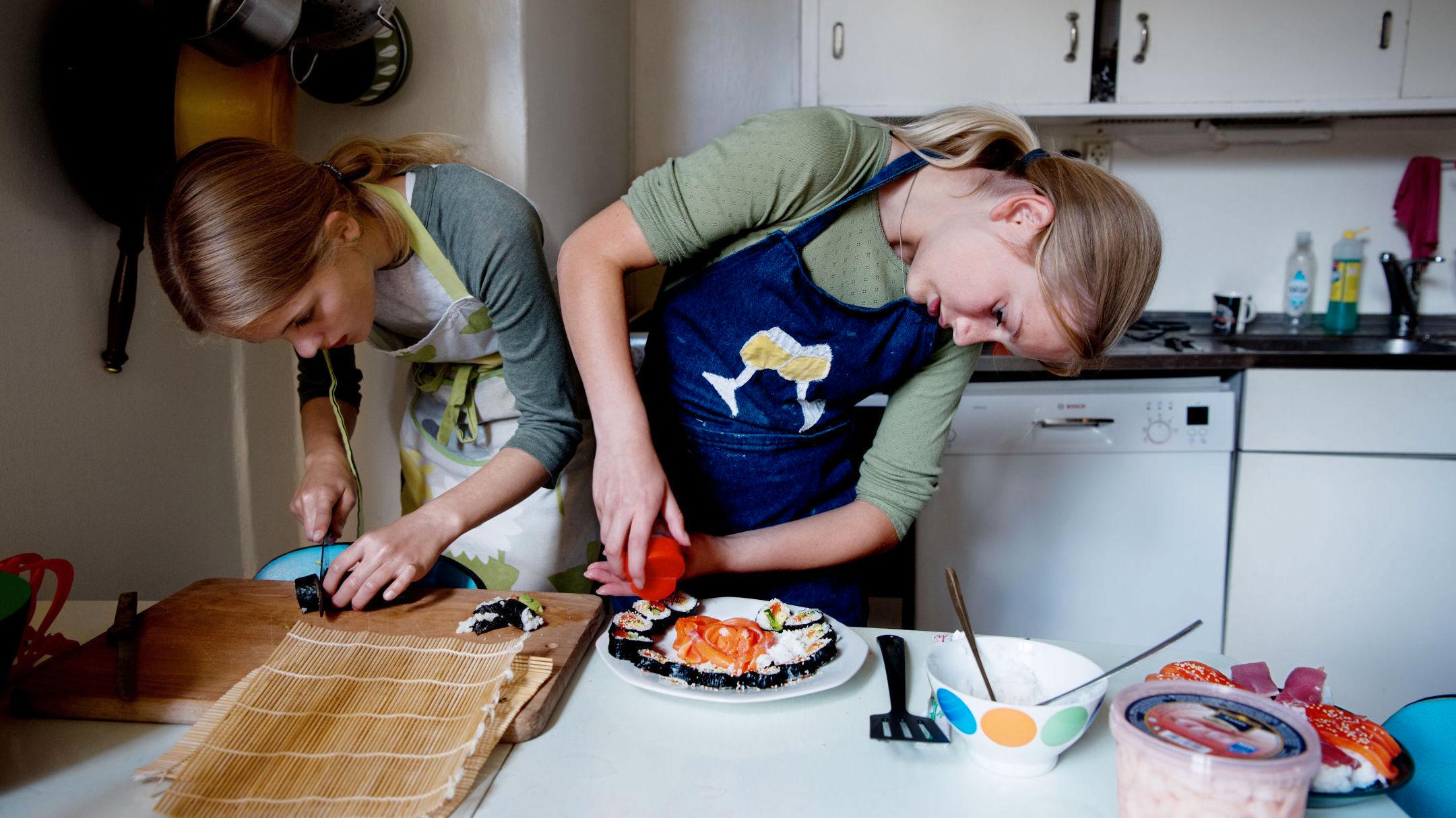 MATGLADE: Venninnene Vilja Krokann Teksum (til venstre) og Eira Elise Øverås synes sushi er ekstra gøy å lage fordi den ser pen ut. Her lager de middag hjemme hos Vilja på Grünerløkka. Foto: Line Møller/VG