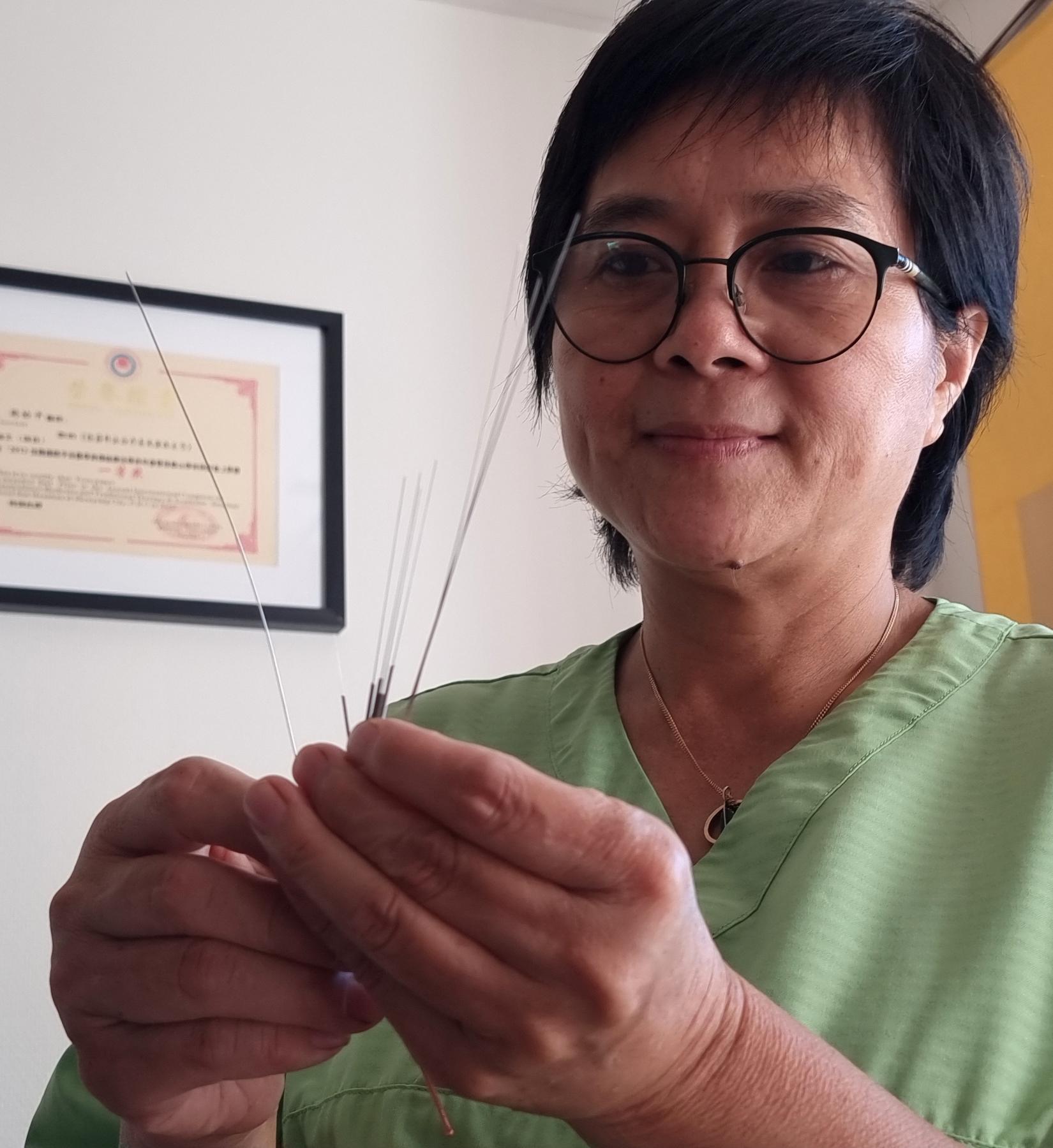 Doktor Yiping Zhou Thelander forskar och behandlar inom dynamisk akupunktur. Hon använder sig av nålar för att, som hon säger, återskapa balans i kroppen.