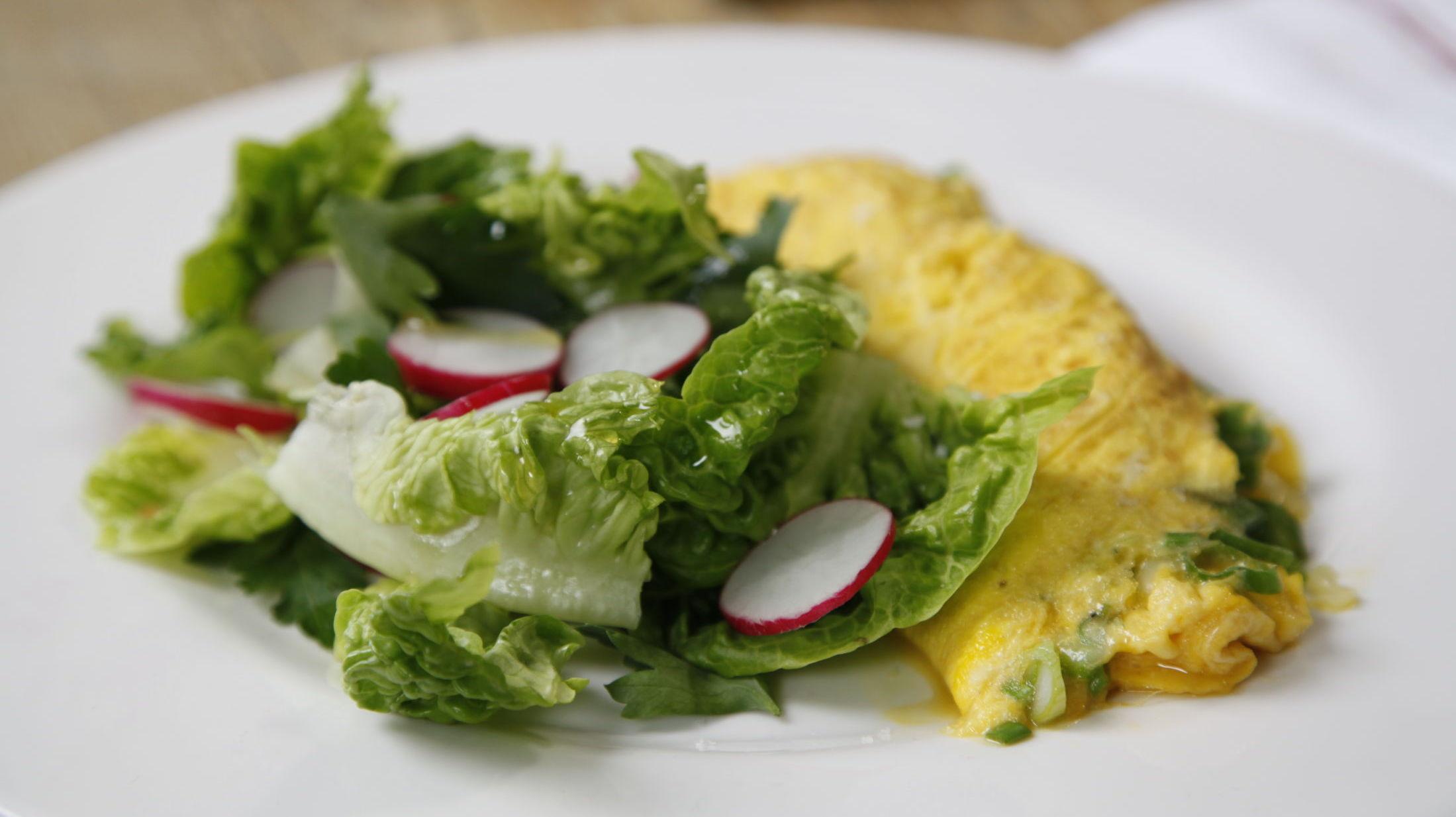 SMAK AV VÅR: Egg er bra vårmat, når det går mot lette tider. Her er omelett med vårløk og sukkererter. Foto: Luke Schilling