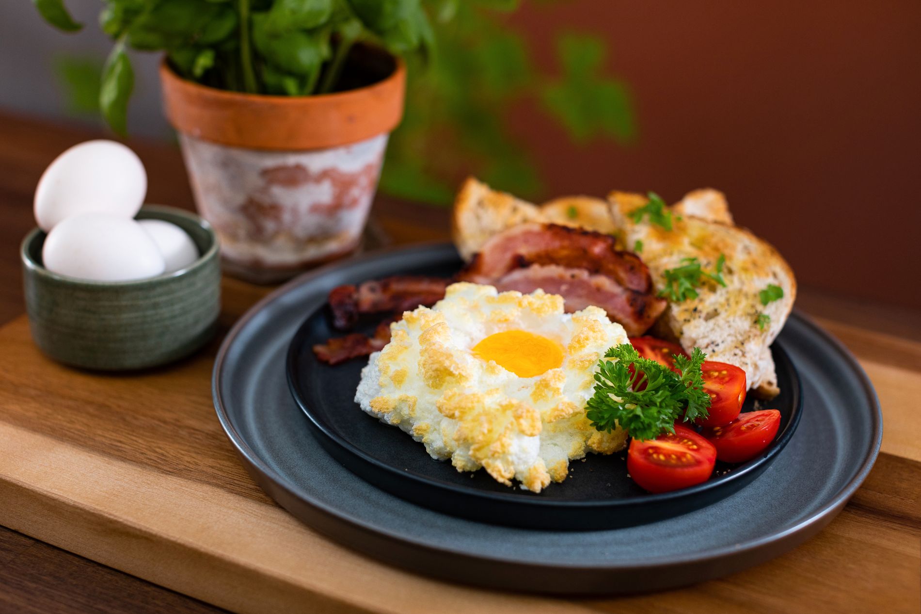 Fluffa upp frukosten med ägg i moln!